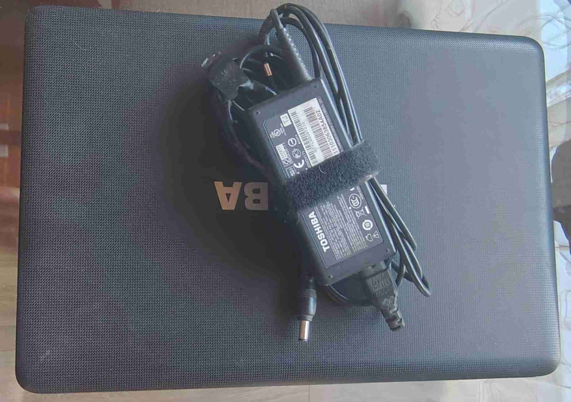 Laptop Toshiba en buen estado - miniatura 3