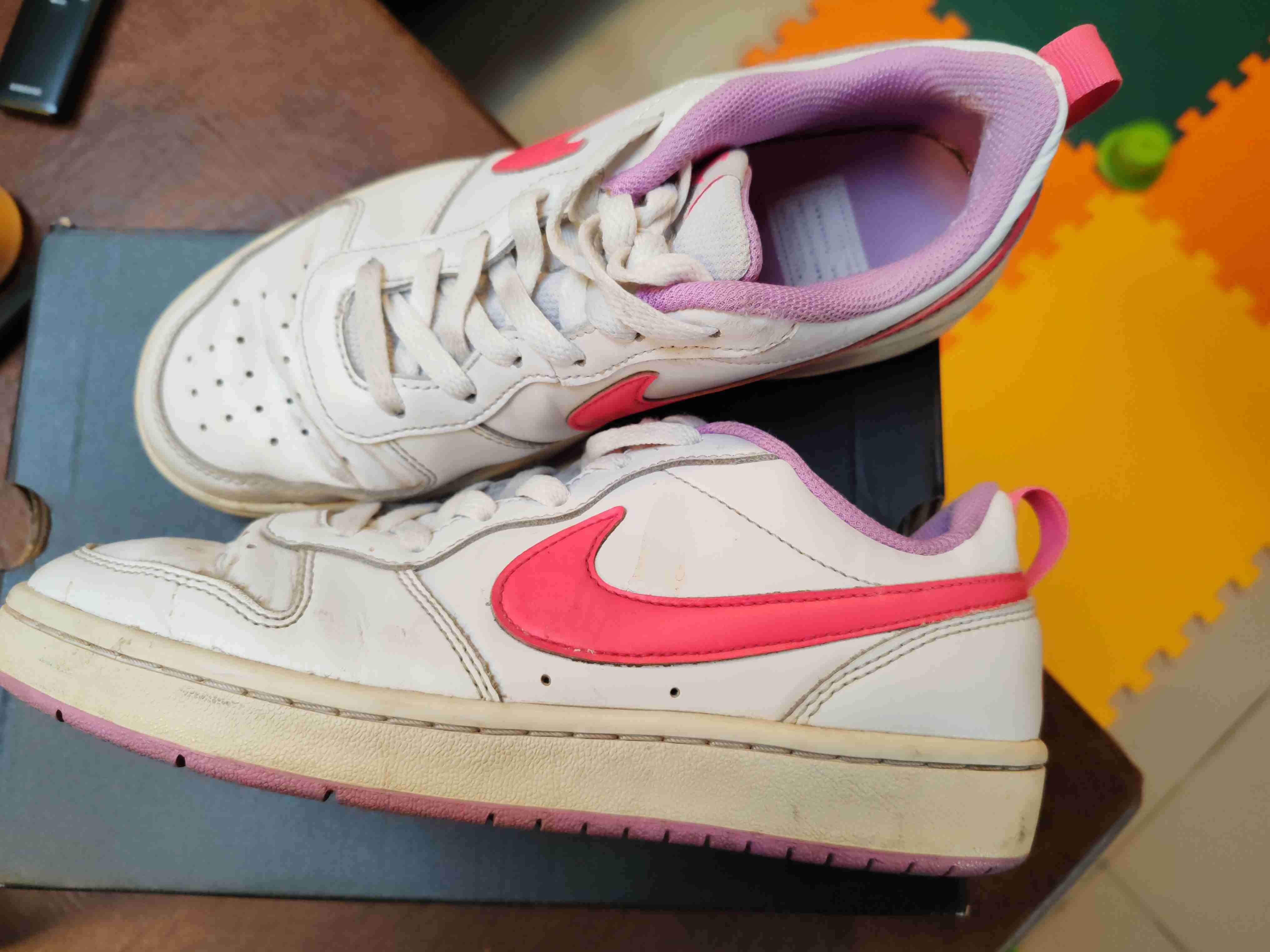 Zapatillas Nike blancas y rosa - miniatura 2