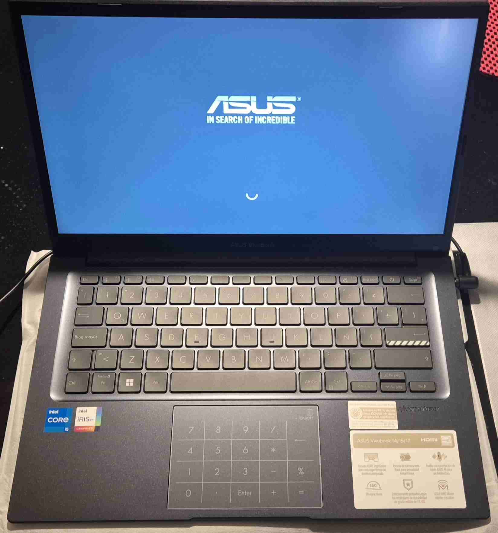 Laptop ASUS VivoBook nueva - miniatura 2