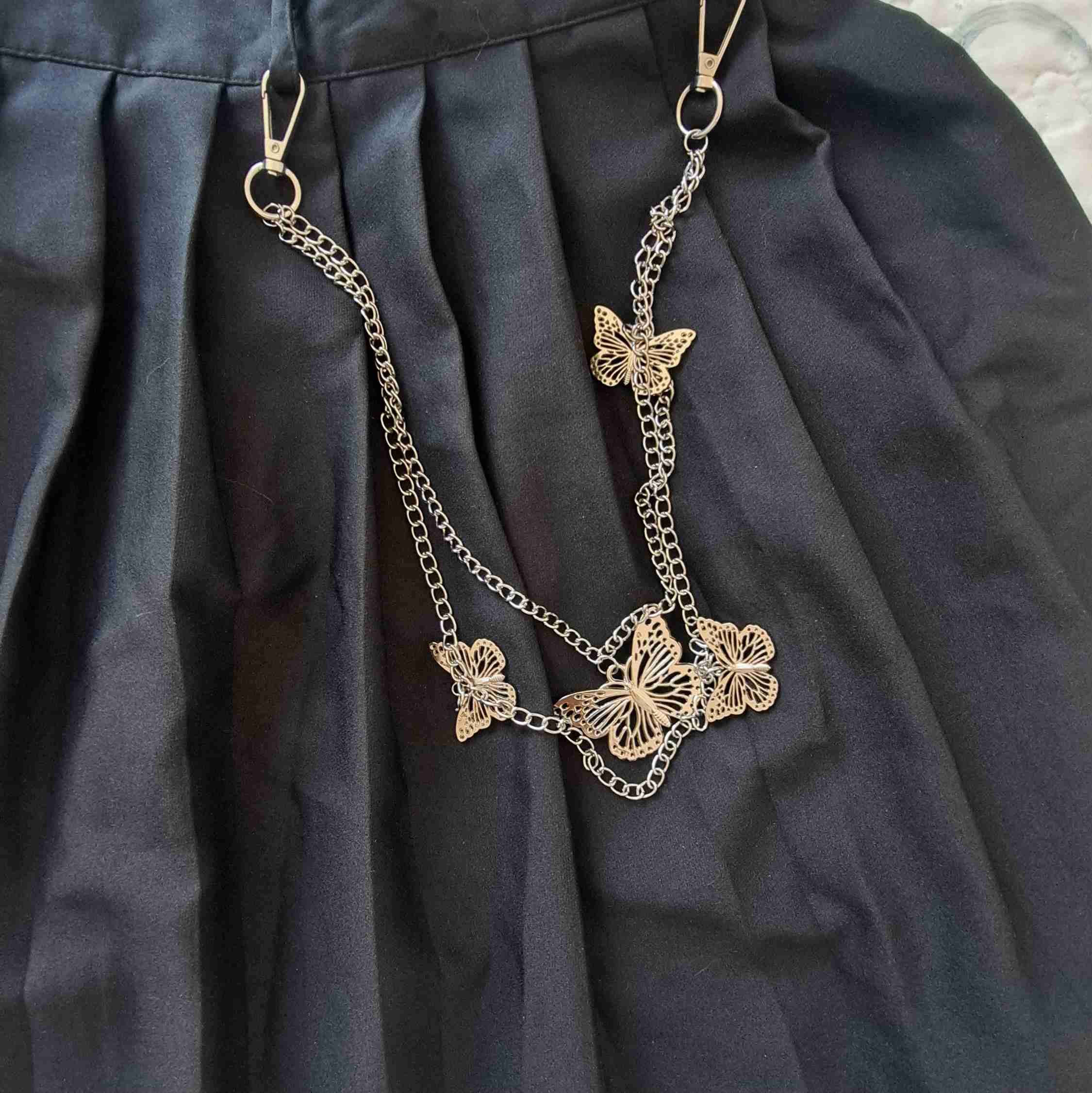 Falda plisada negra con cadena - miniatura 2