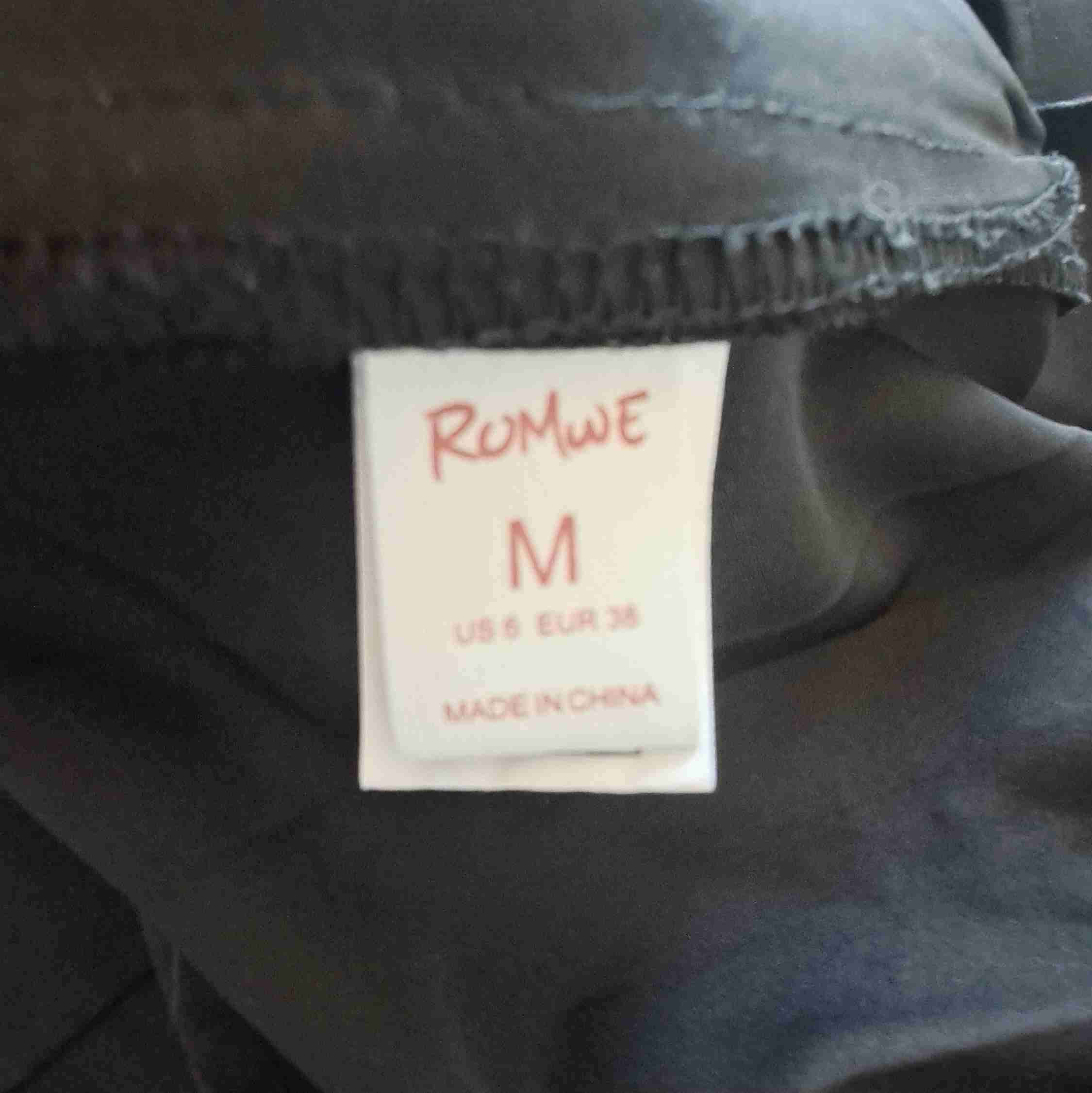 Falda plisada negra con cadena - miniatura 3