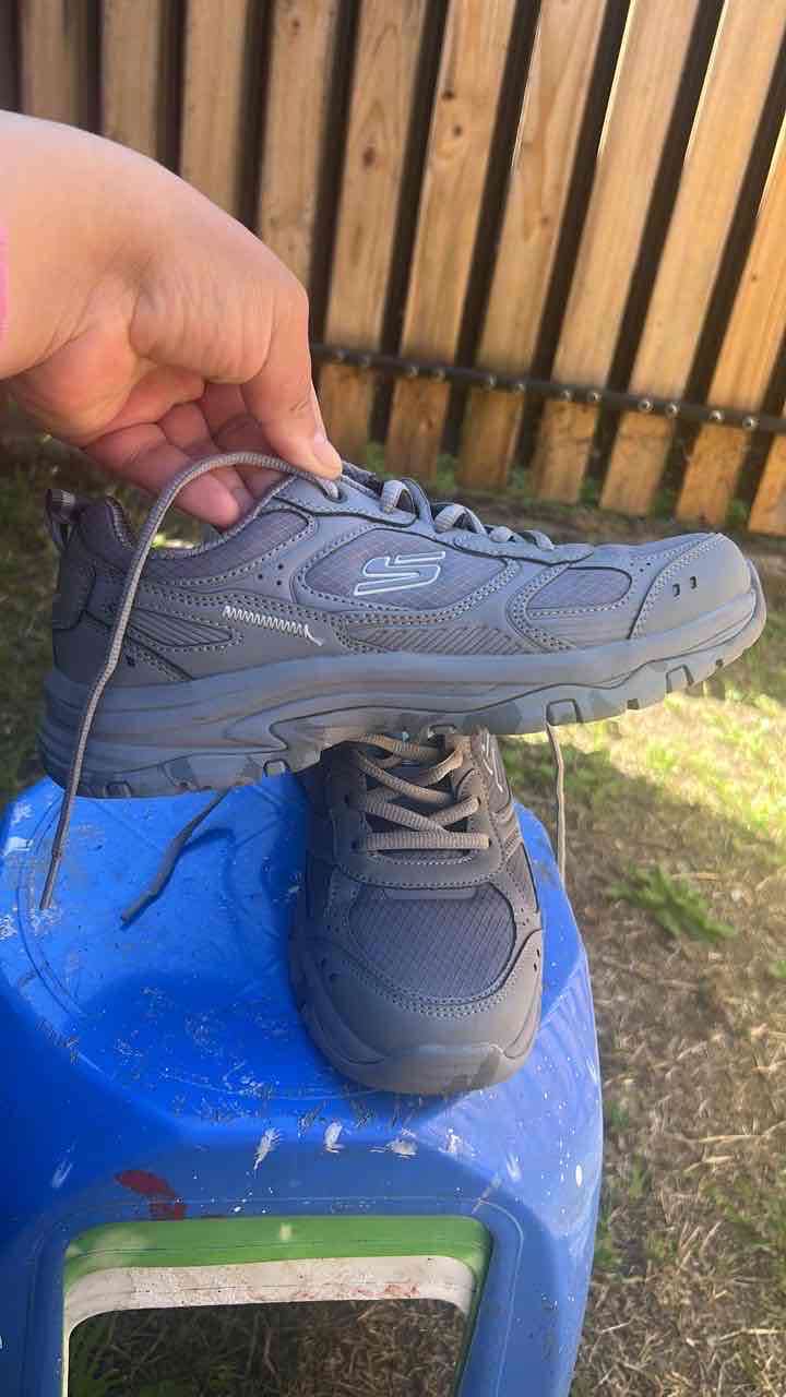 Zapatillas deportivas gris marcas visibles - 1