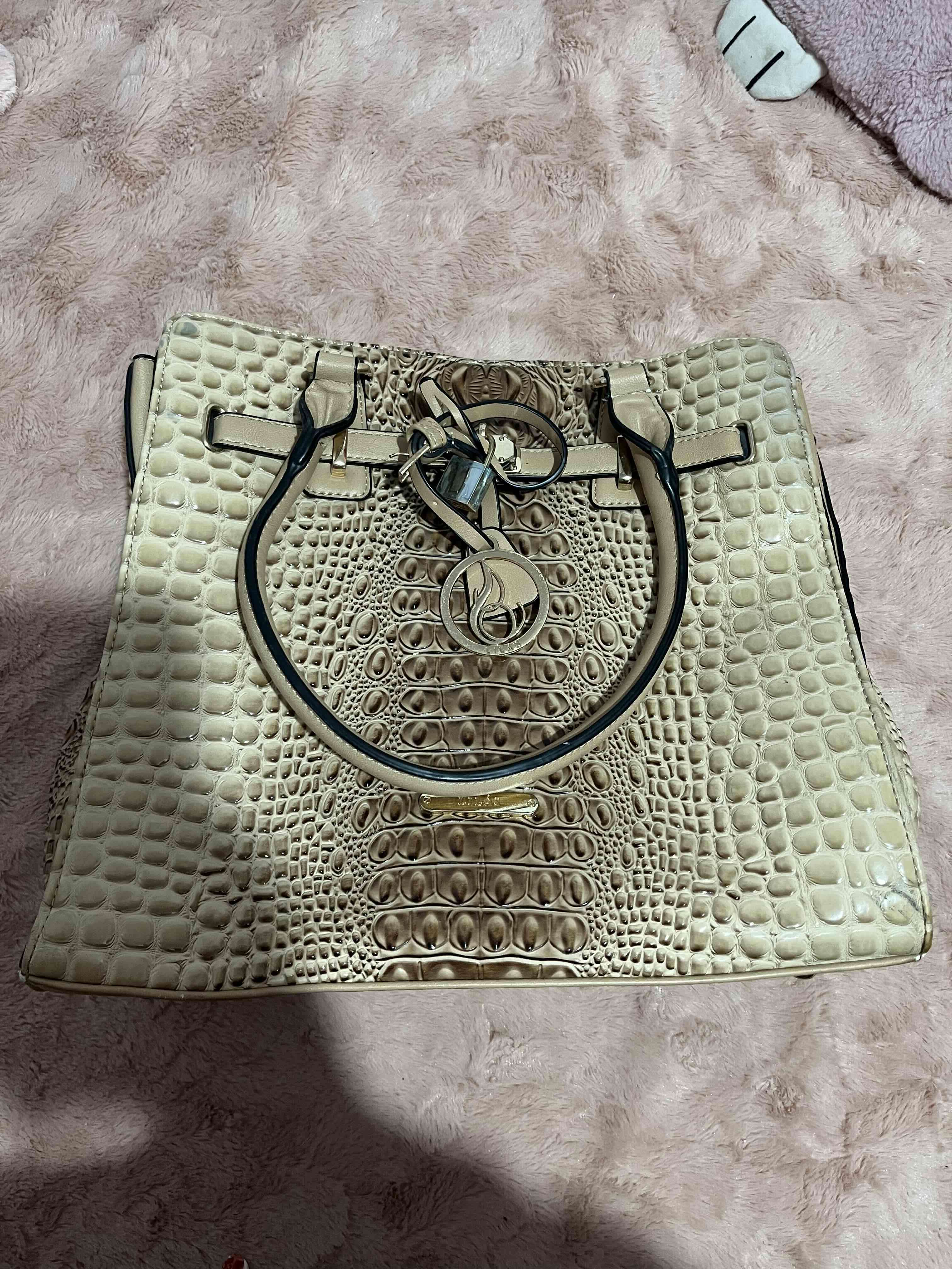 Bolso rojo diseño gráfico - 2