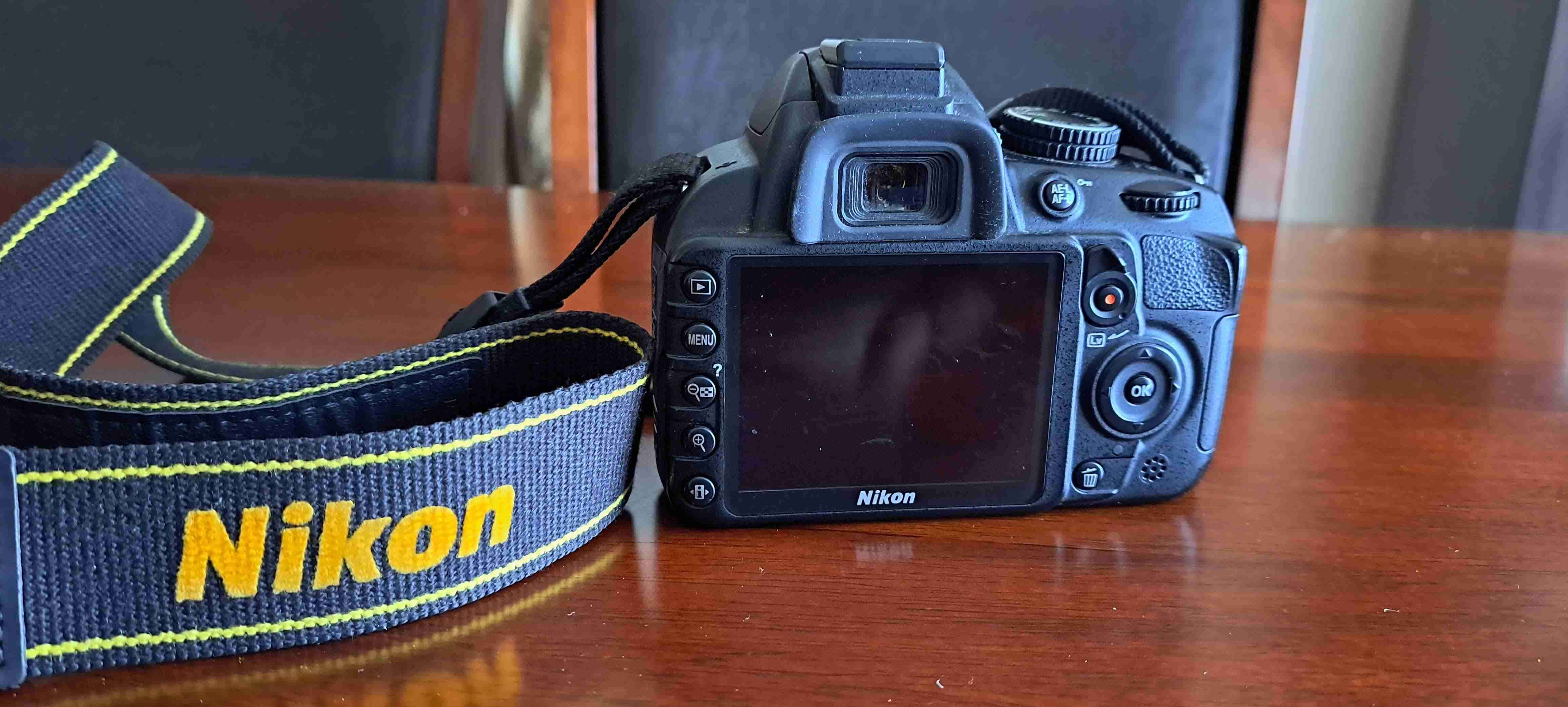 Cámara Nikon DSLR en buen estado - 1