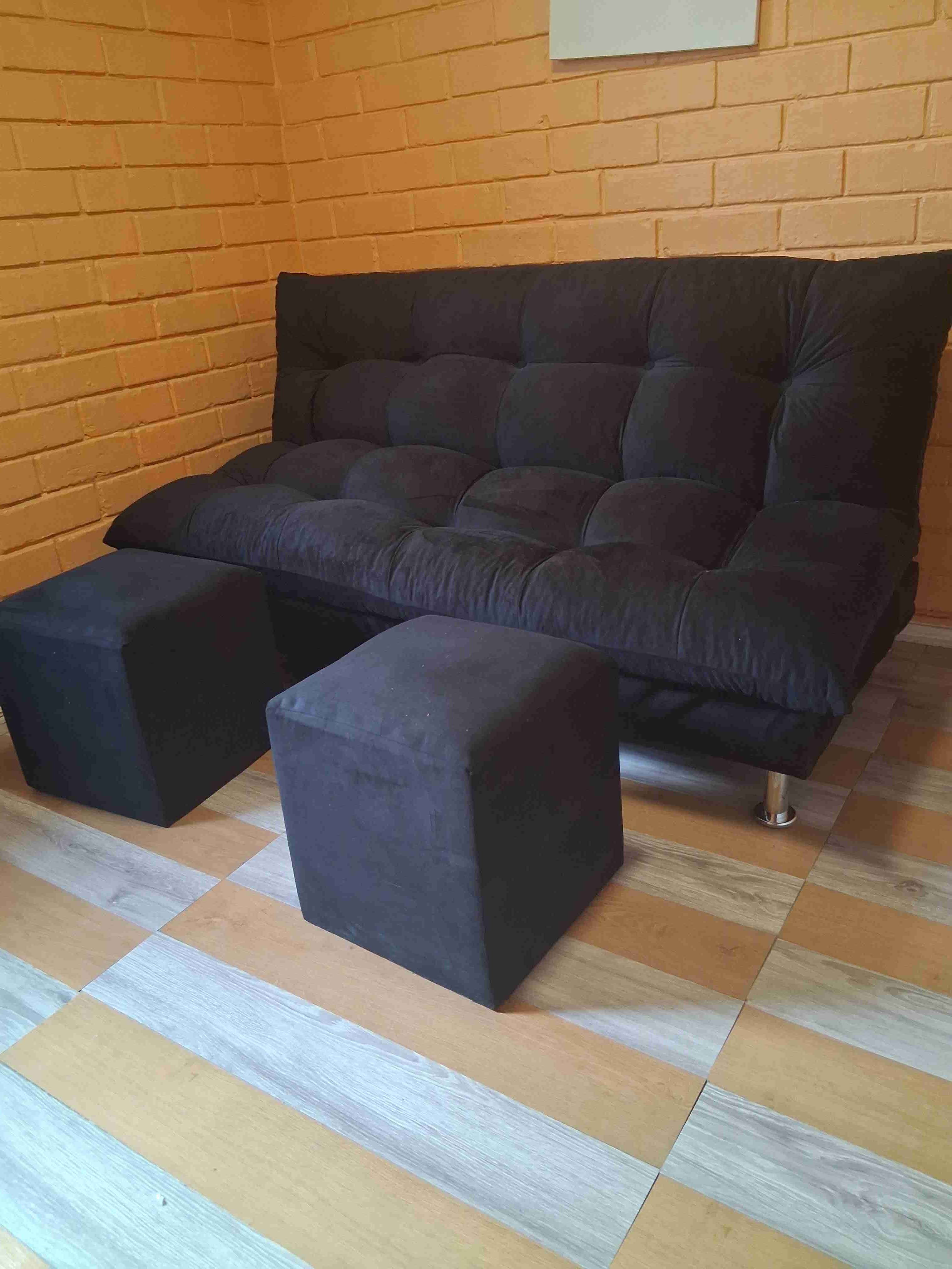 Futón negro con taburetes