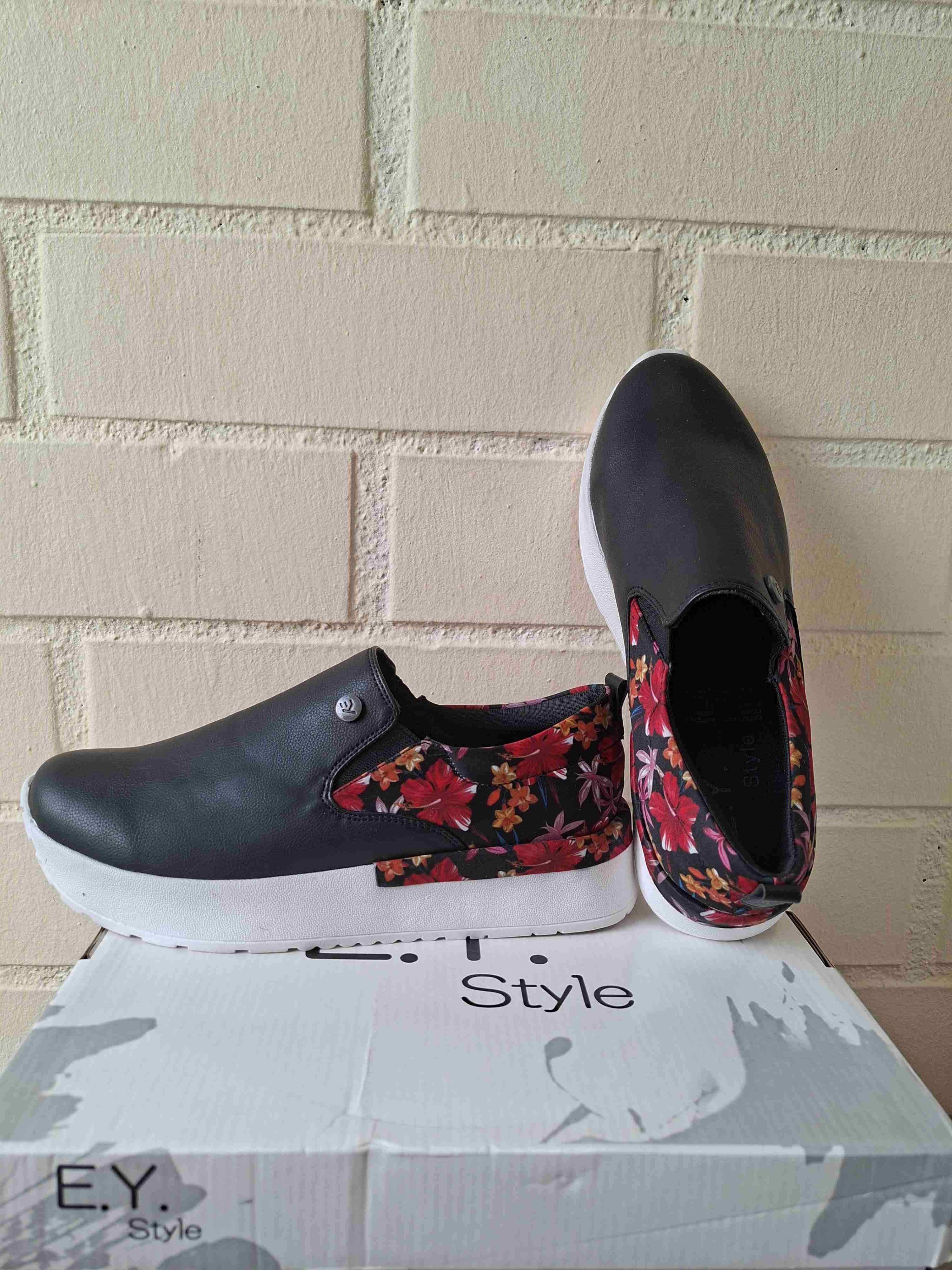 Zapatillas rosadas estilo casual - 2