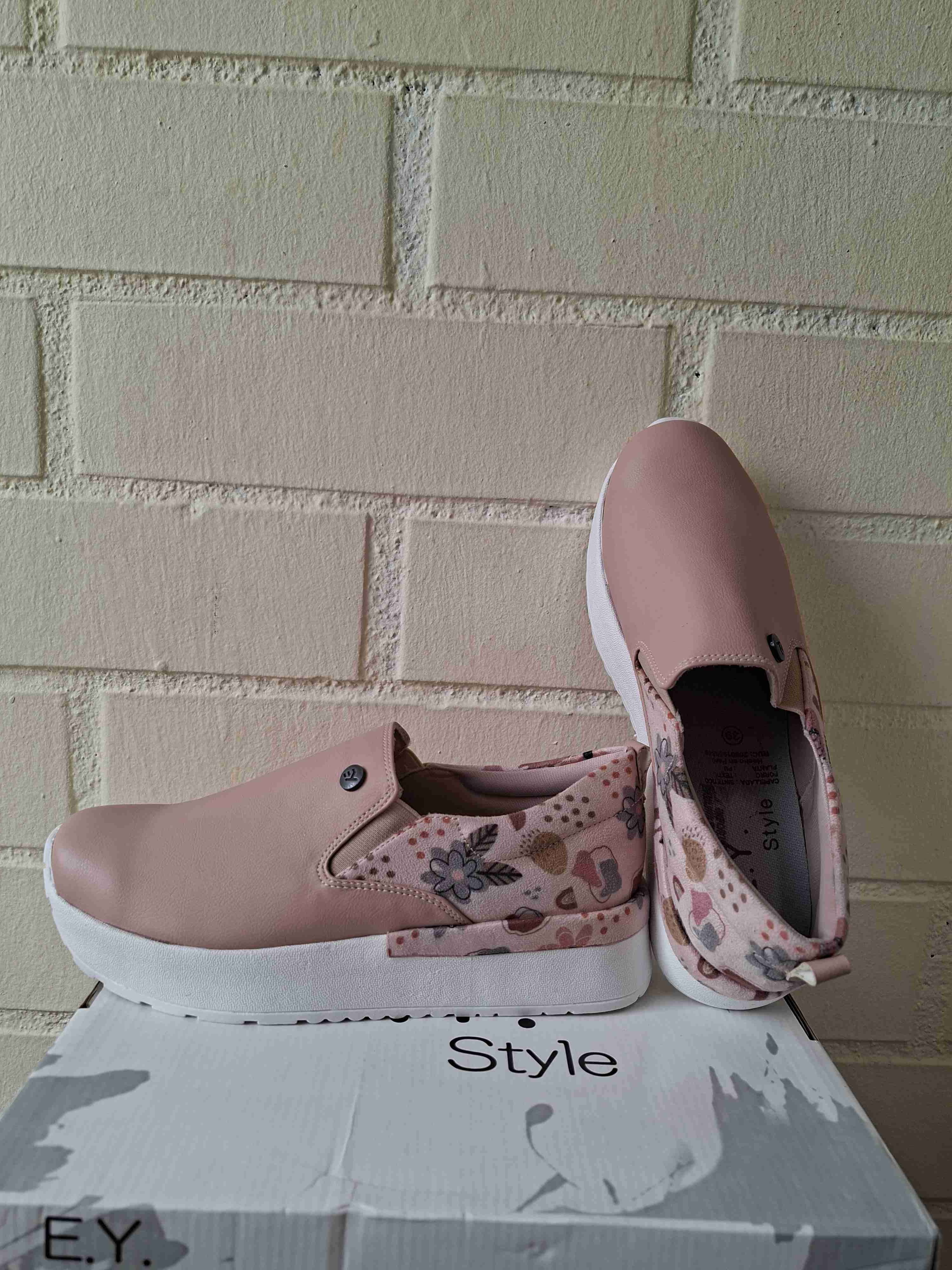 Zapatillas rosadas estilo casual - 3