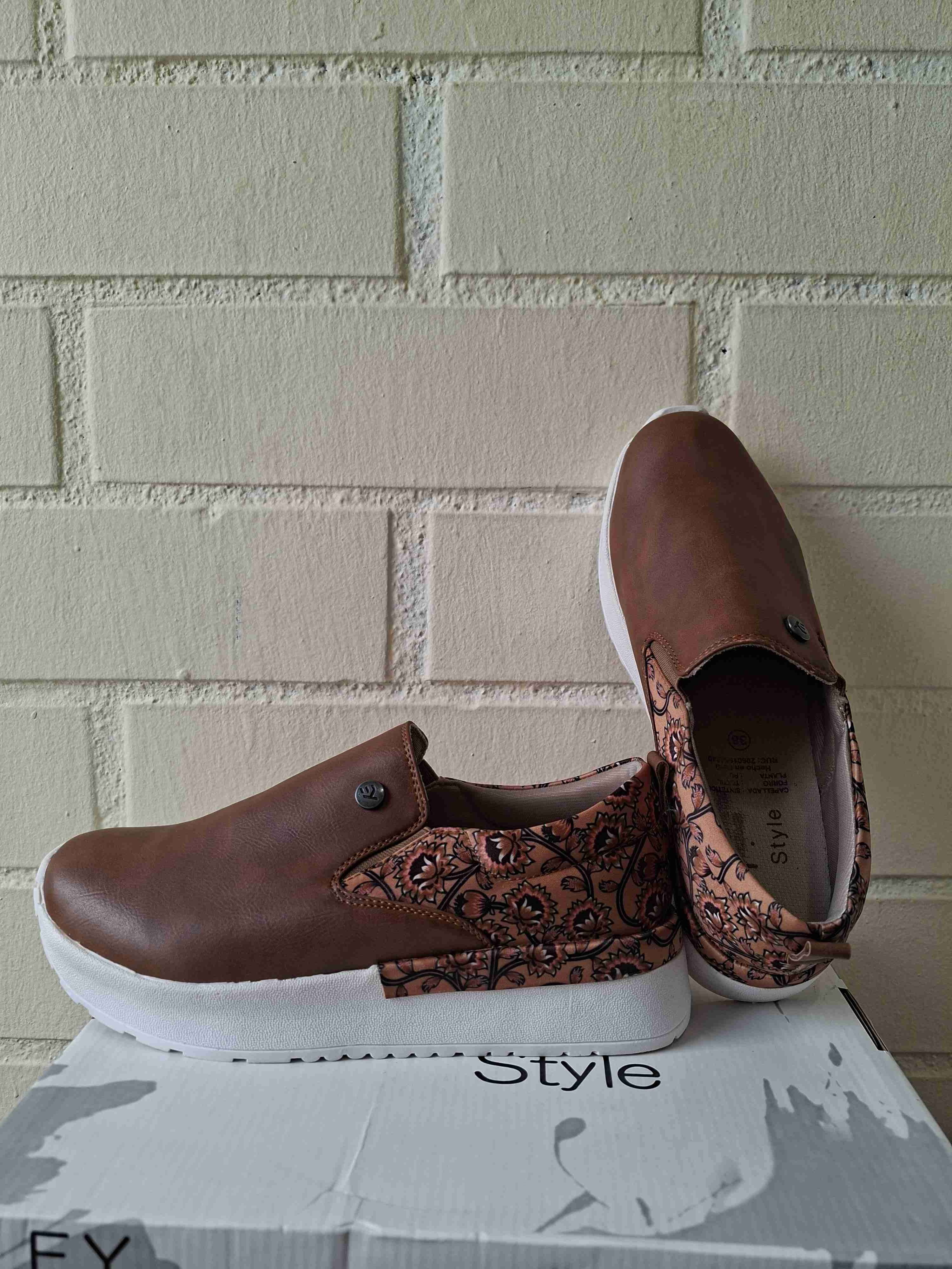 Zapatillas rosadas estilo casual - 4