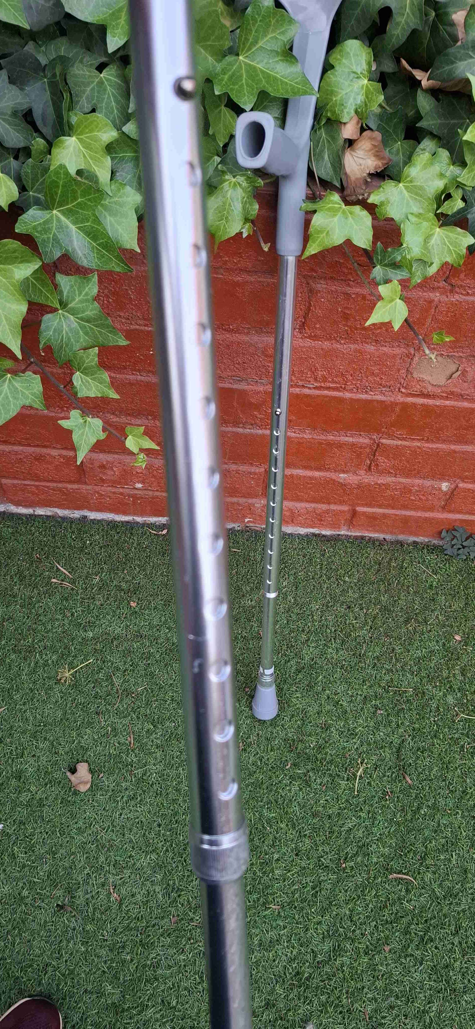 Muletas grises muy poco uso - miniatura 4