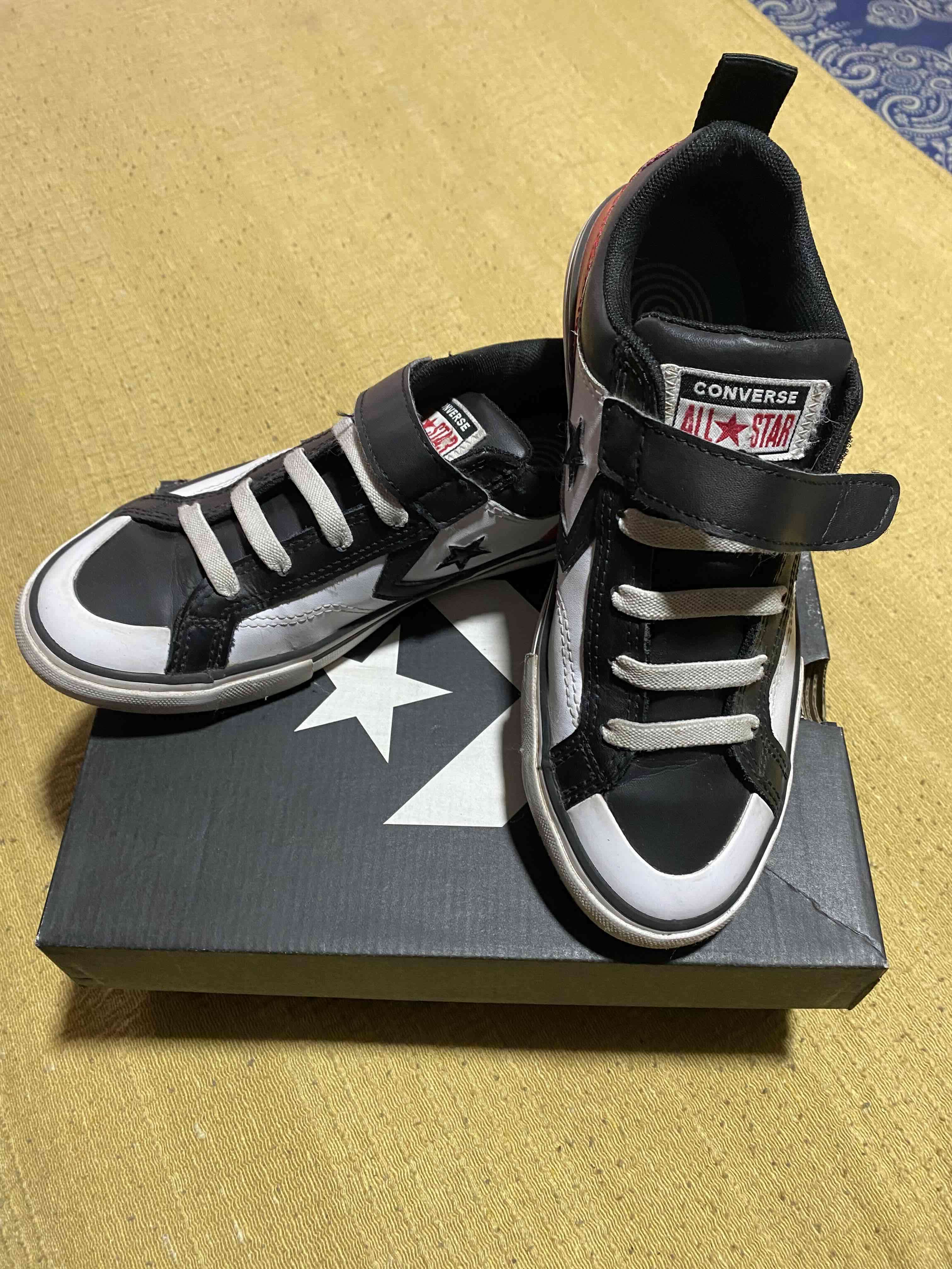 Zapatillas Converse blancas y negras N 35 - miniatura 2