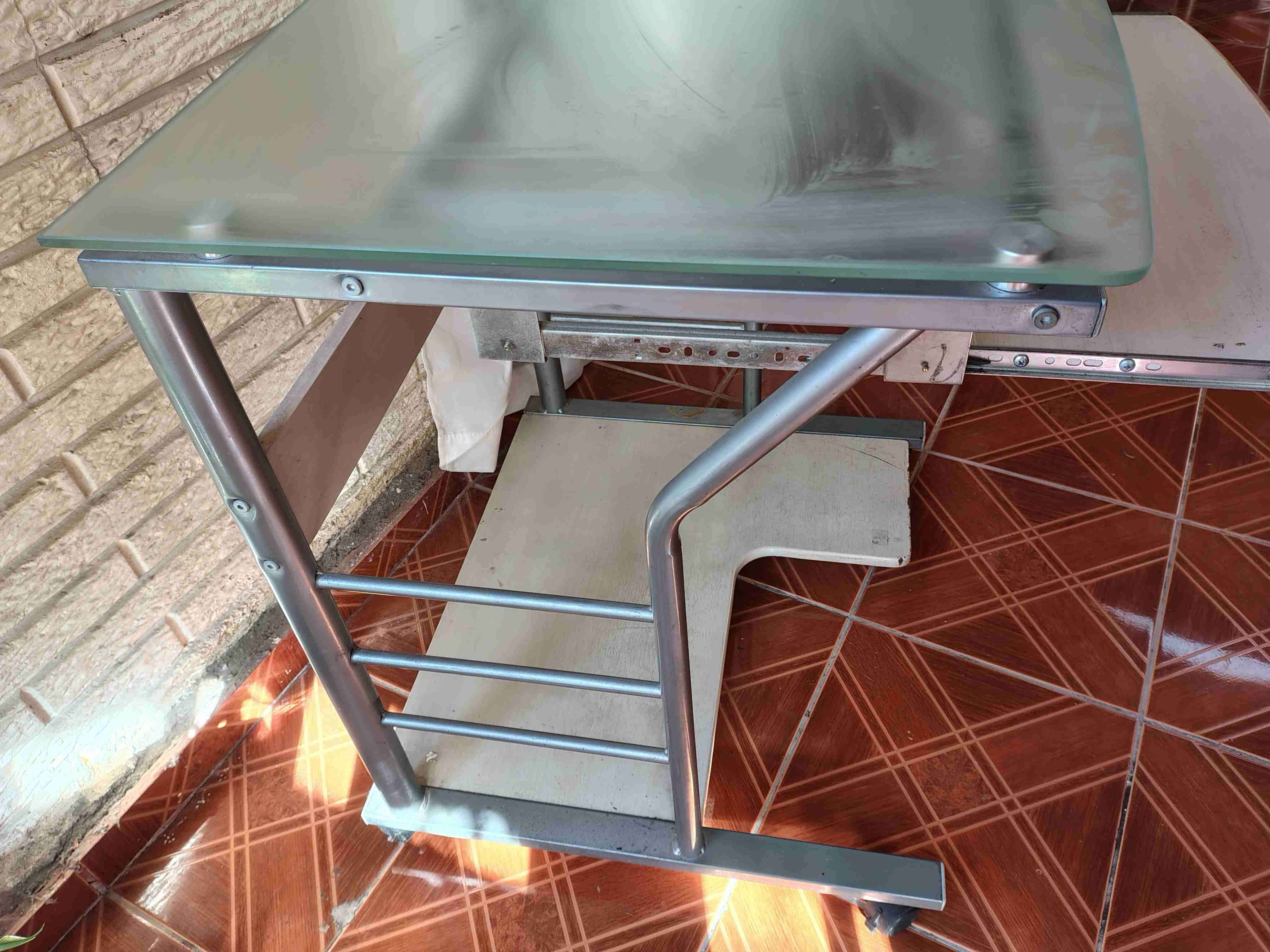 Escritorio de vidrio moderno - miniatura 1