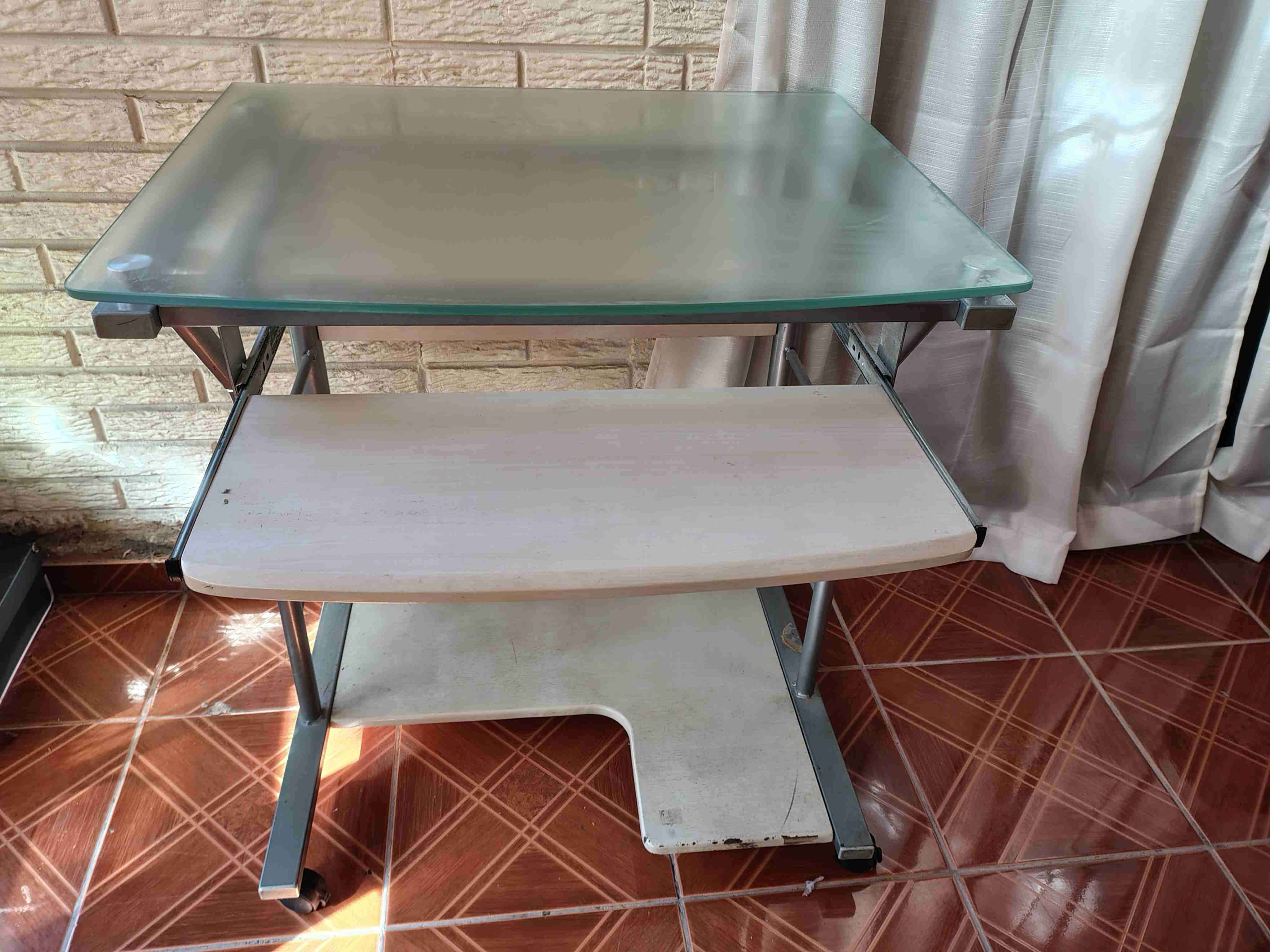 Escritorio de vidrio moderno - miniatura 4