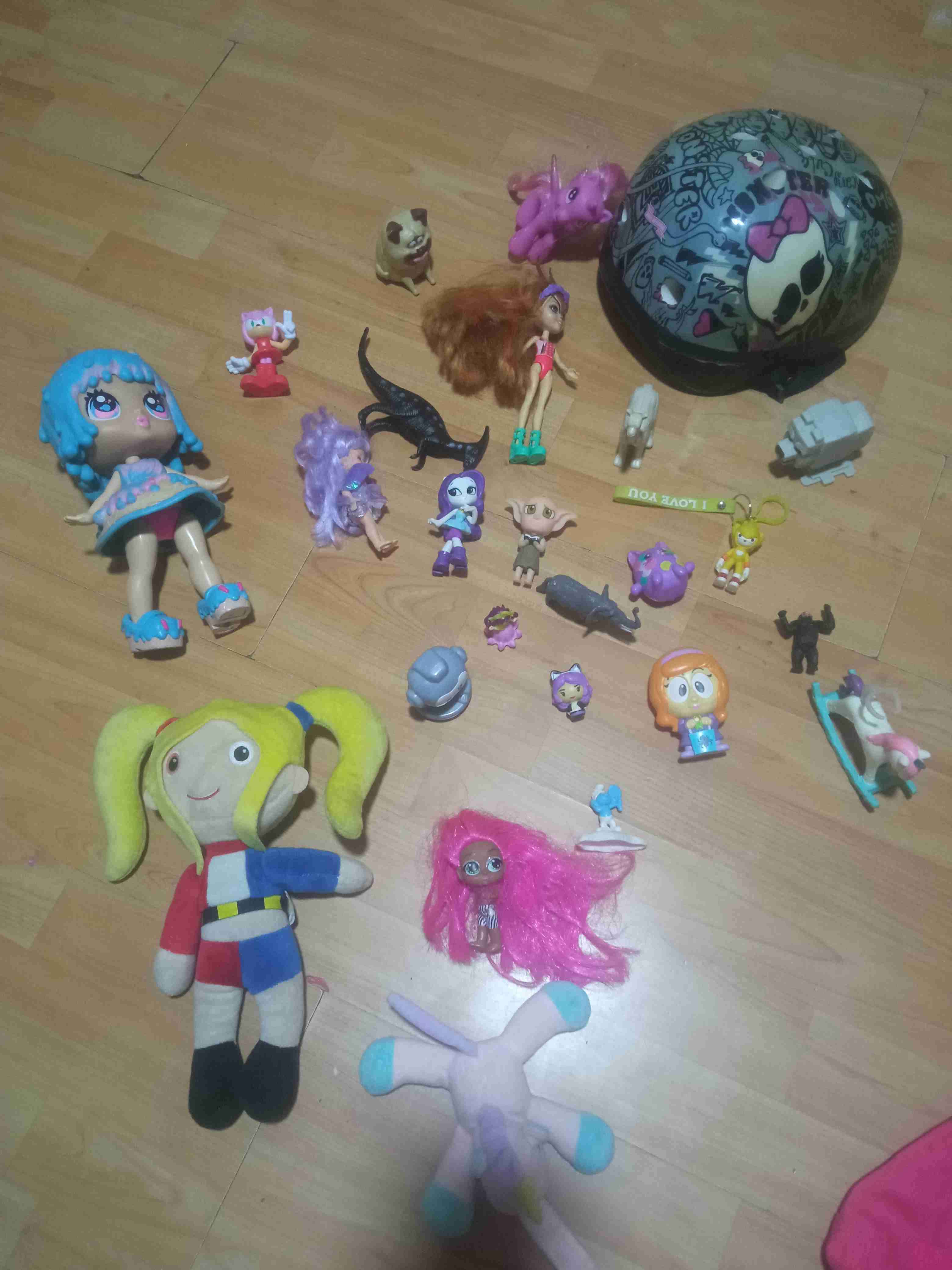 Lote de muñecas y figuras