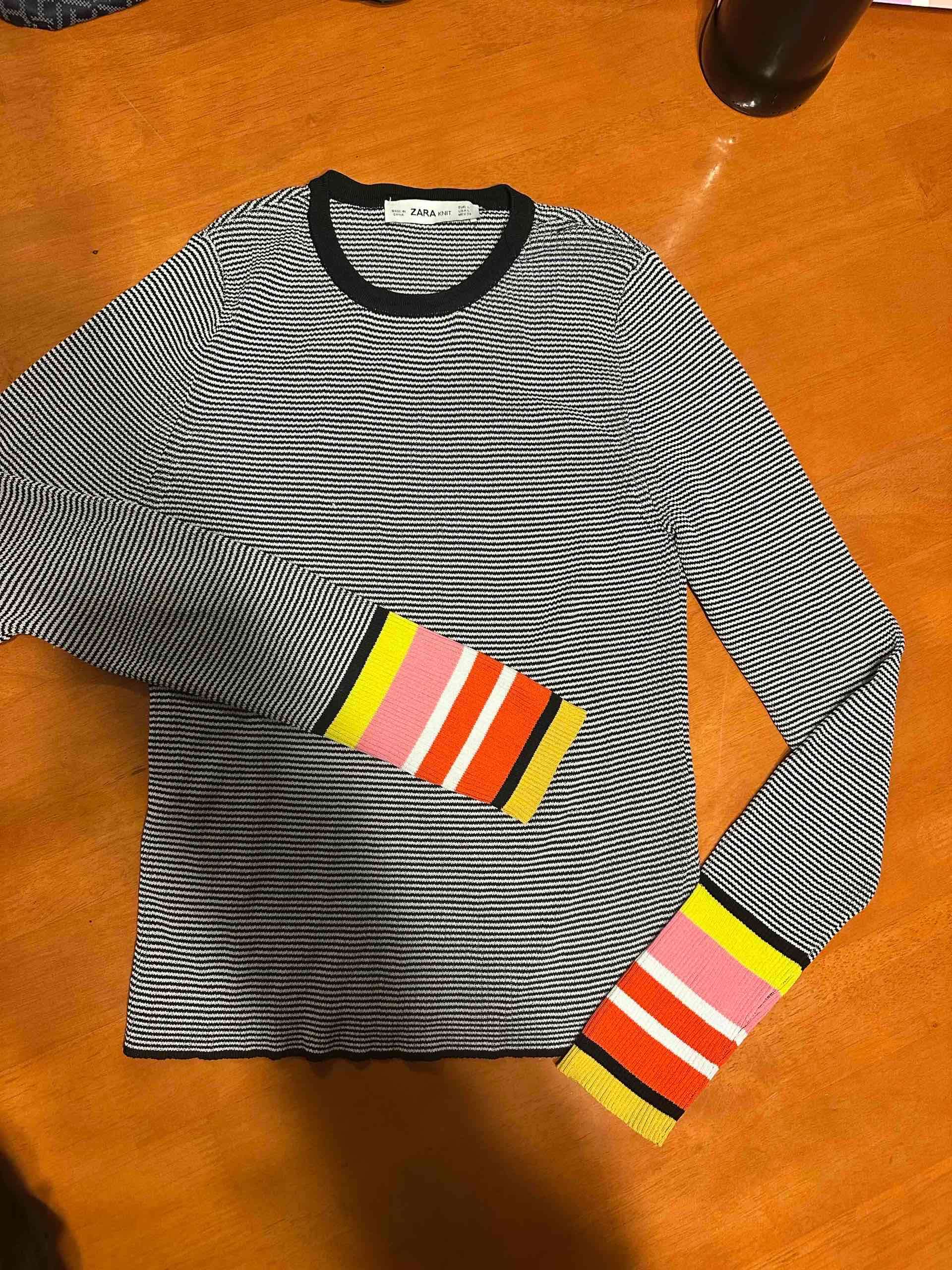 Polera rayada con detalles coloridos