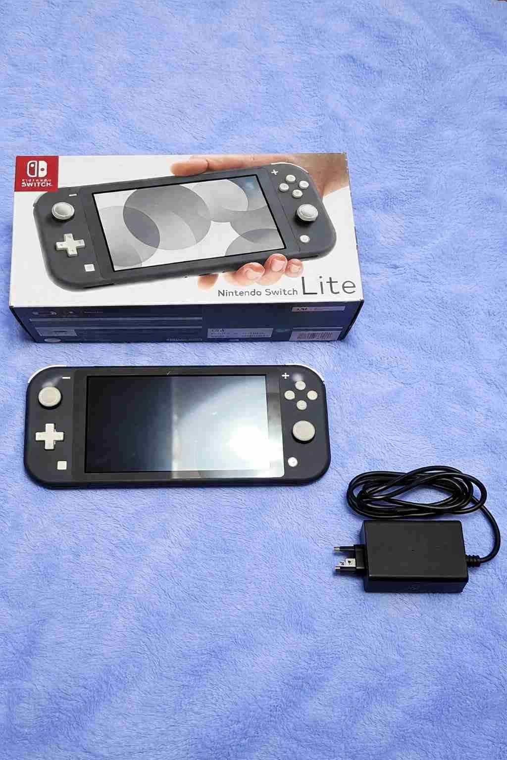 Nintendo Switch Lite gris con caja