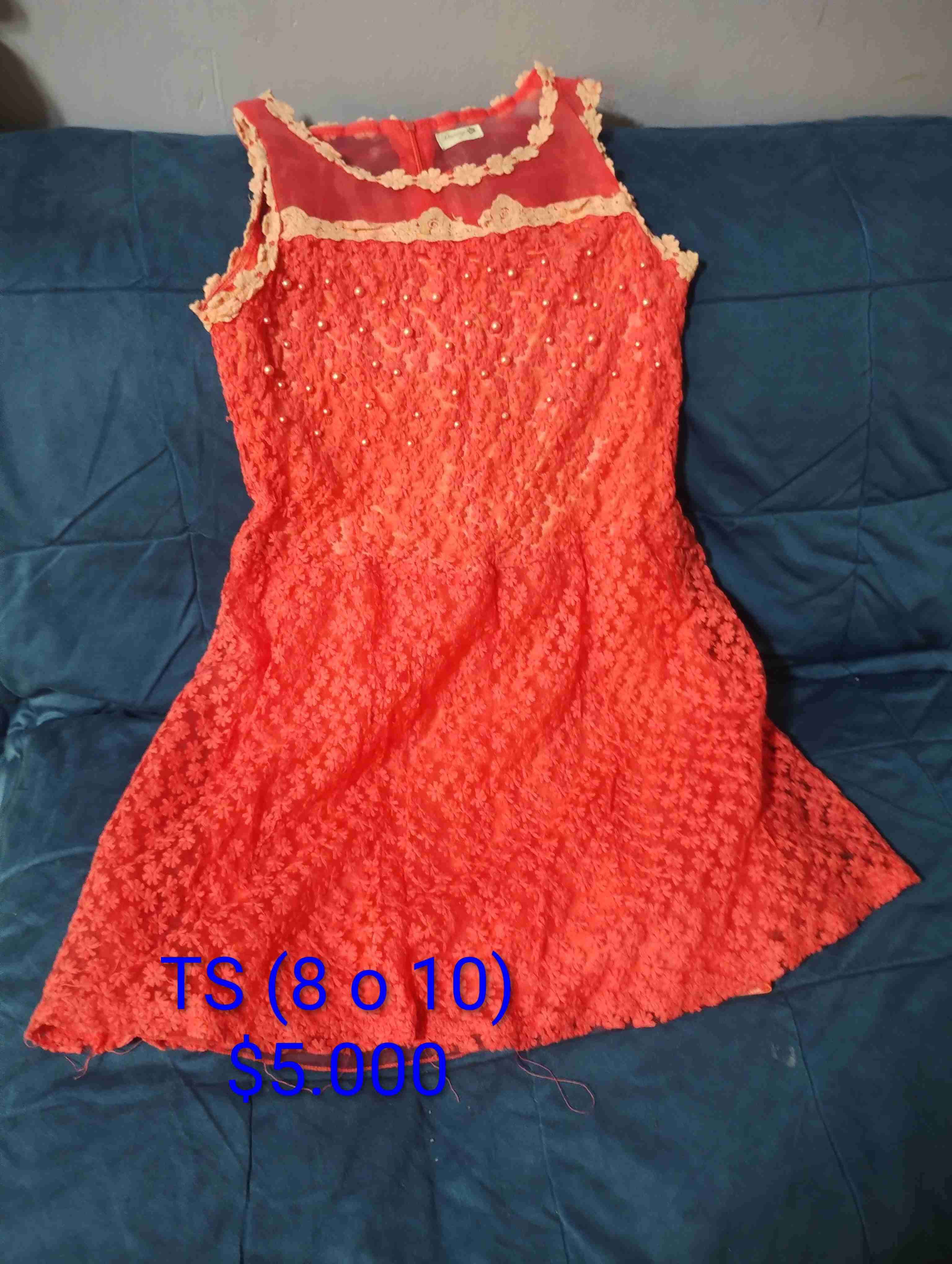 Vestido rojo con encaje floral