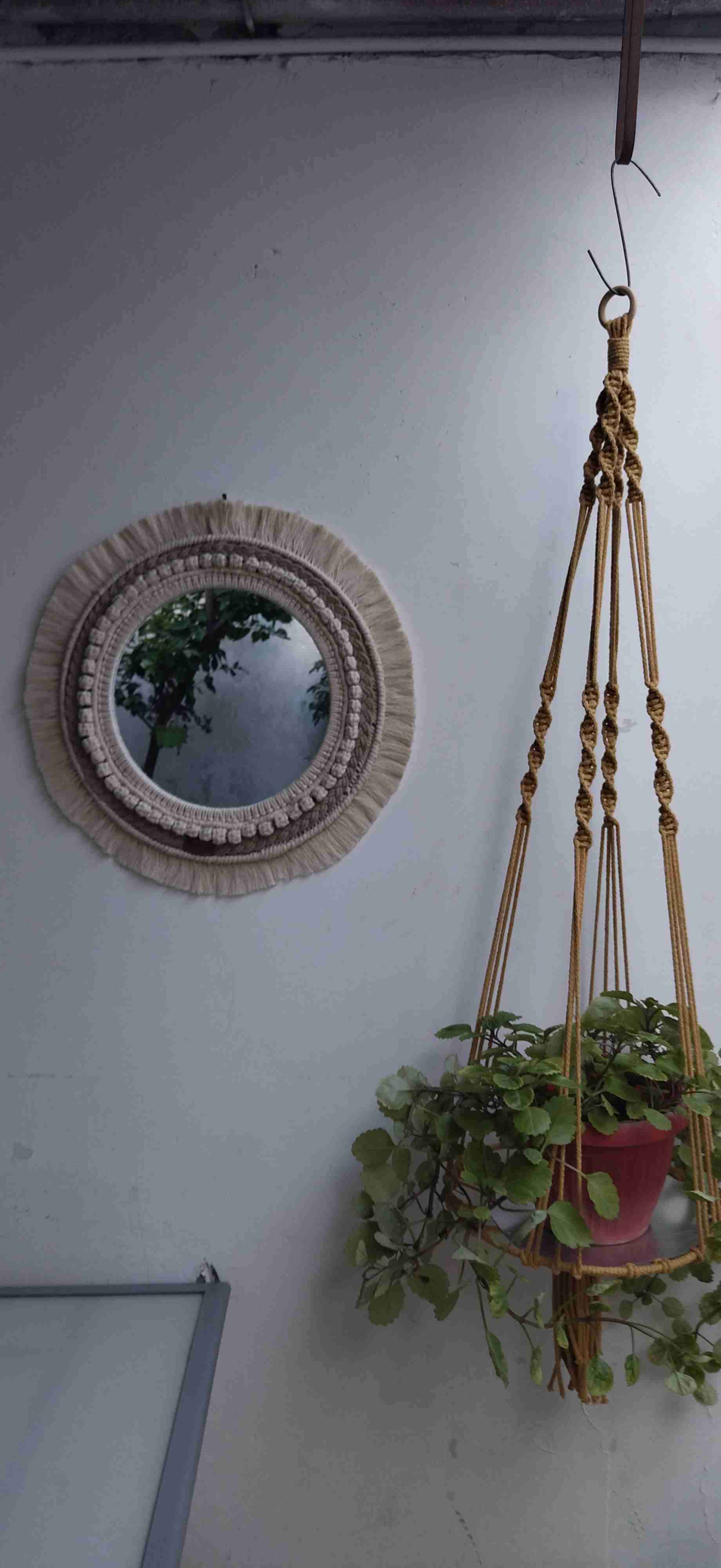 Espejo decorativo con marco de macramé - miniatura 2