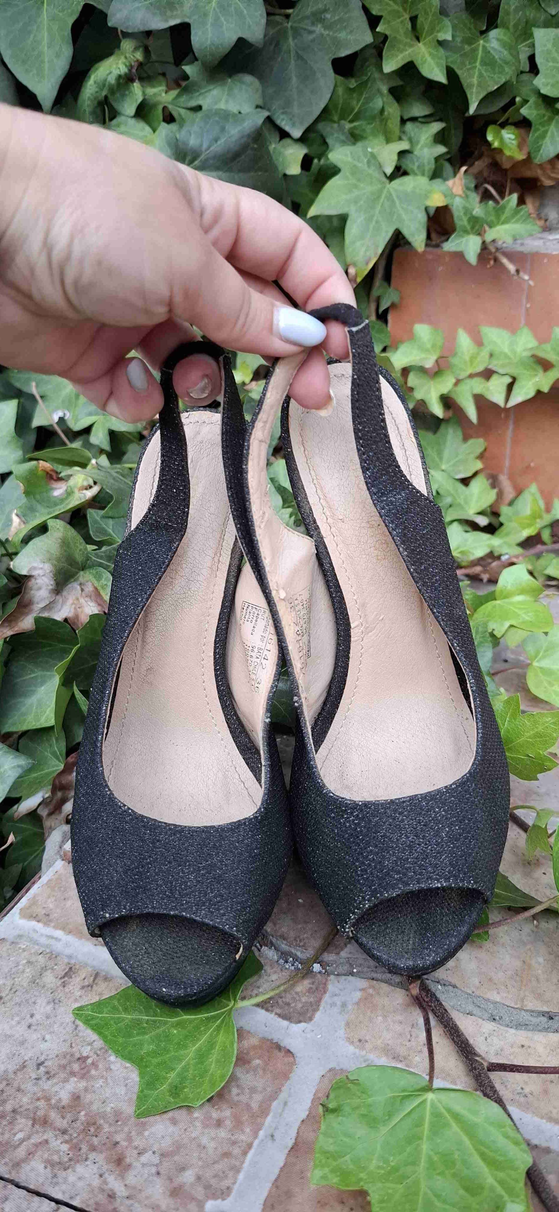 Sandalias negras de tacón alto - 1