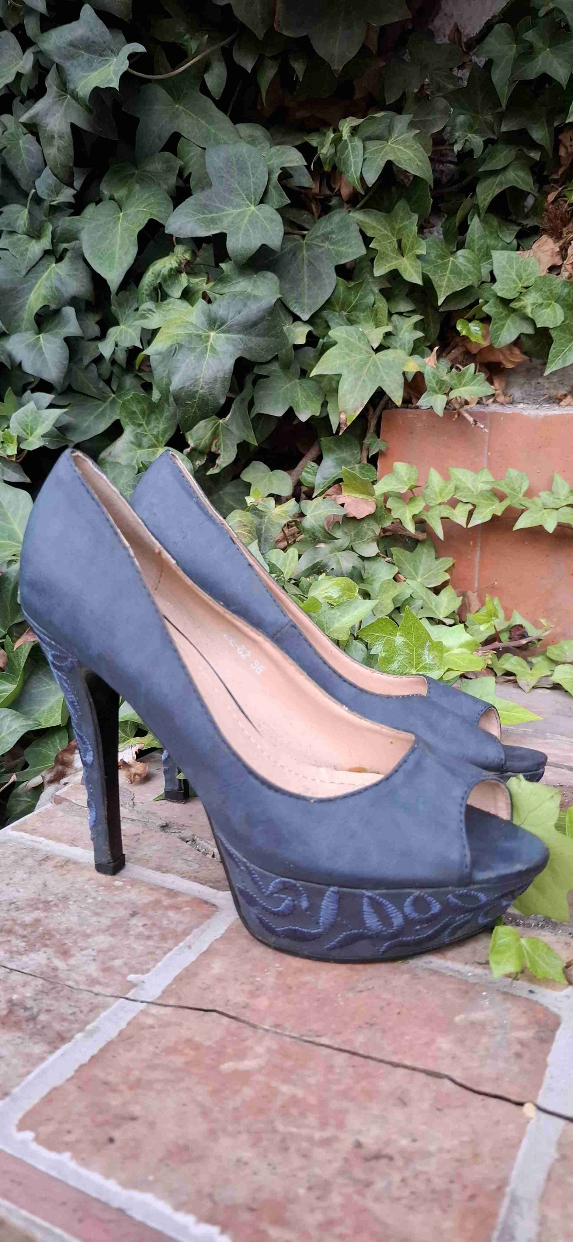 Tacones altos azules con diseño - 1