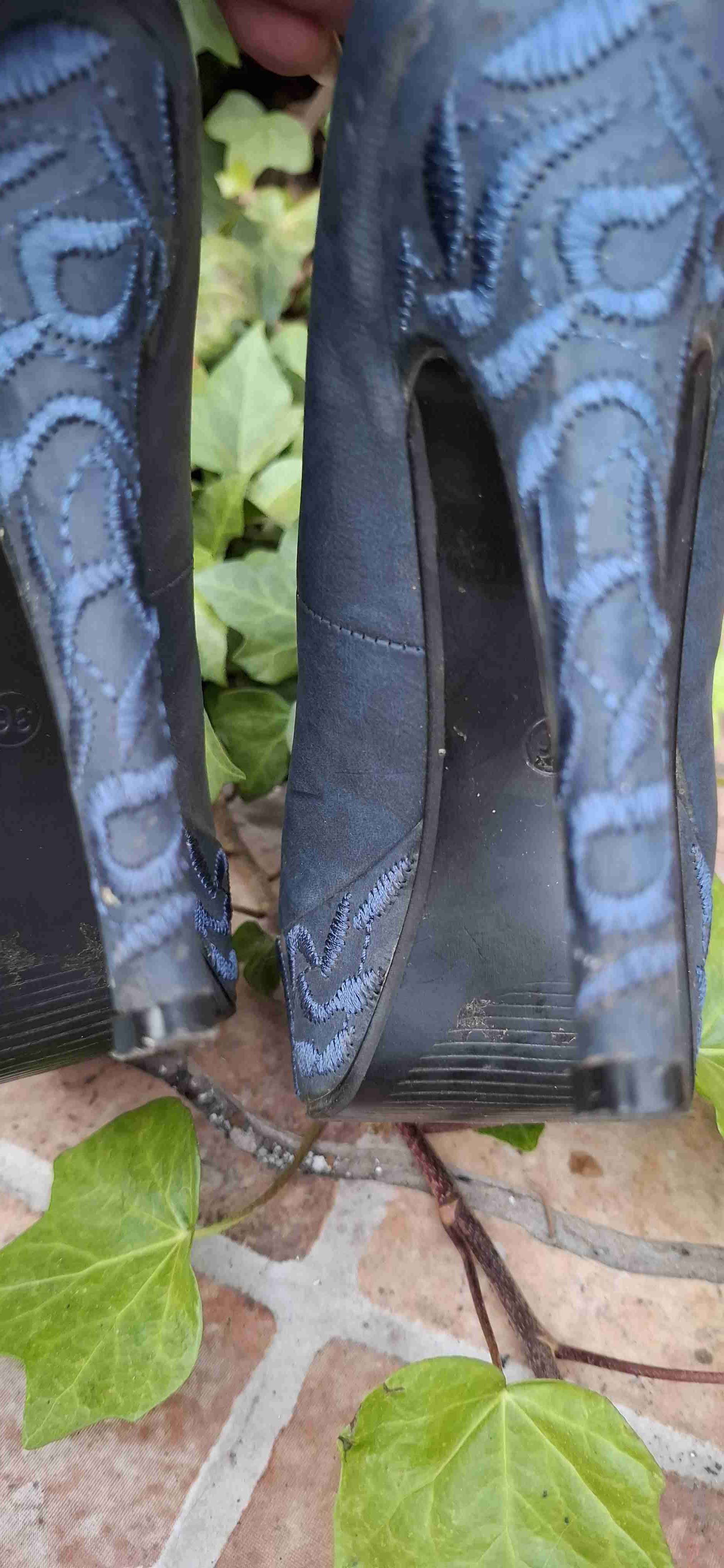 Tacones altos azules con diseño - 3