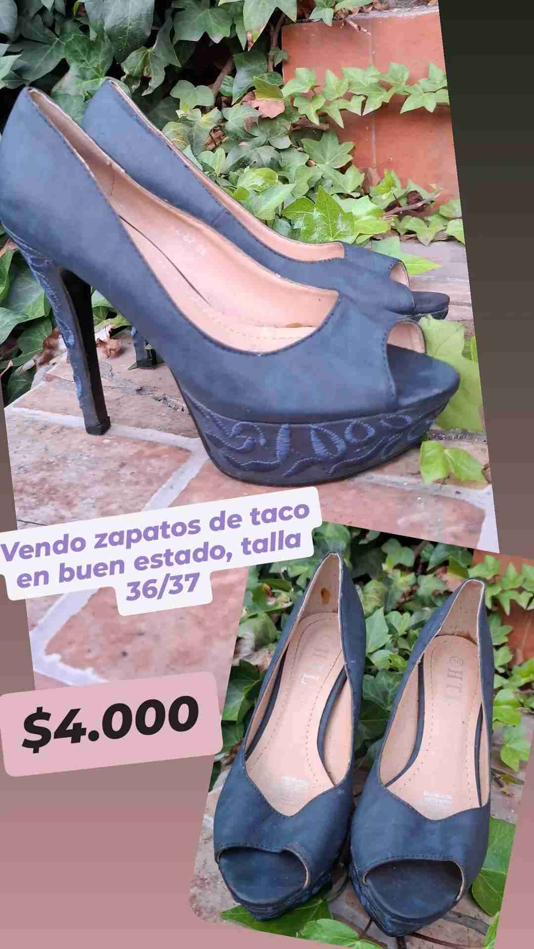 Tacones altos azules con diseño - 4