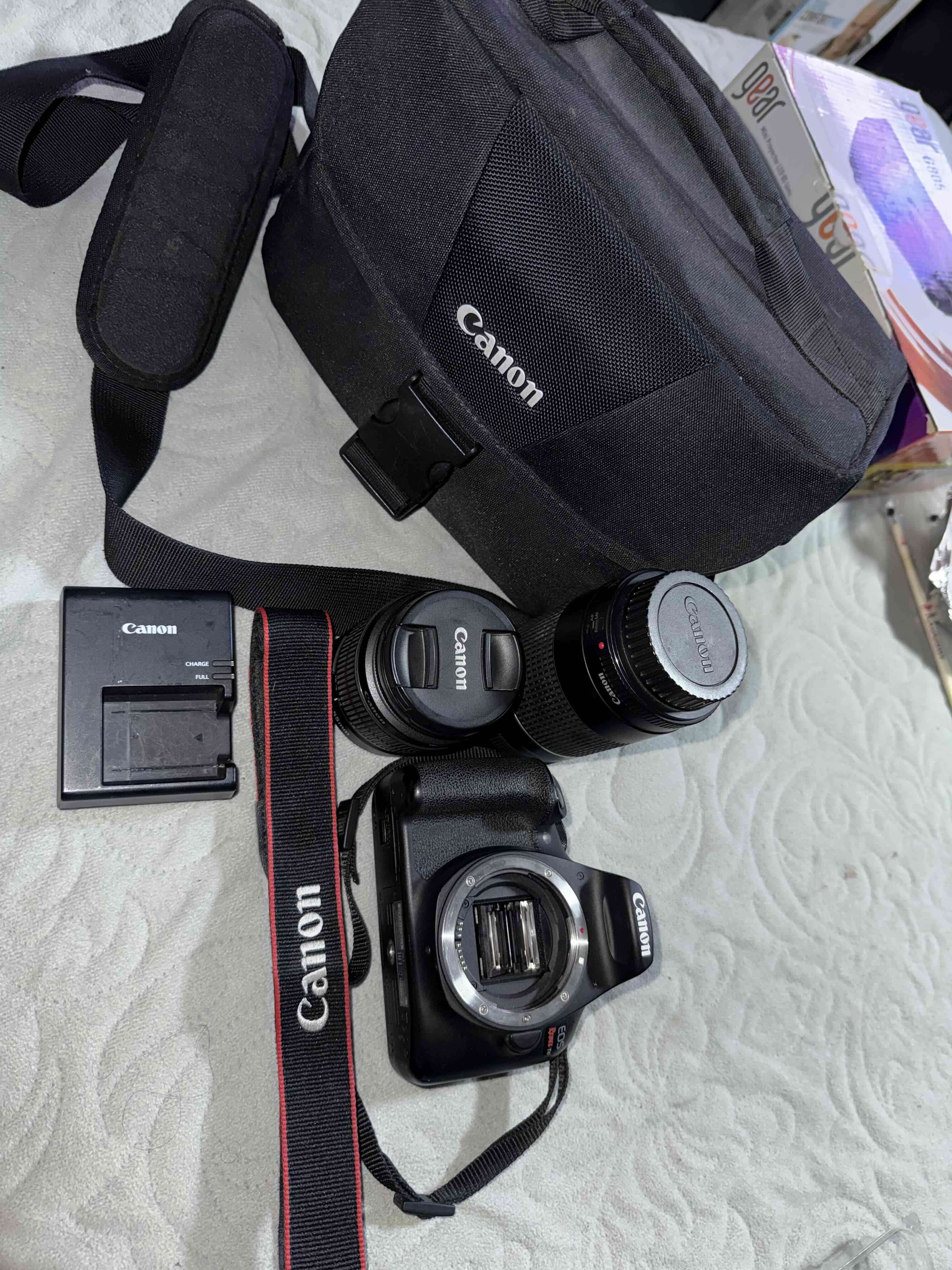 Cámara Canon con accesorios