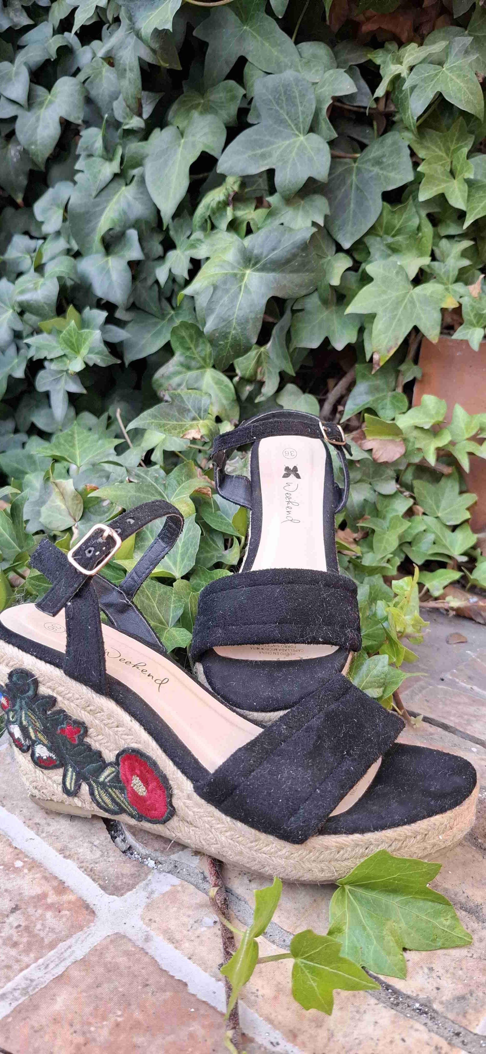 Sandalias negras con correa - miniatura 2