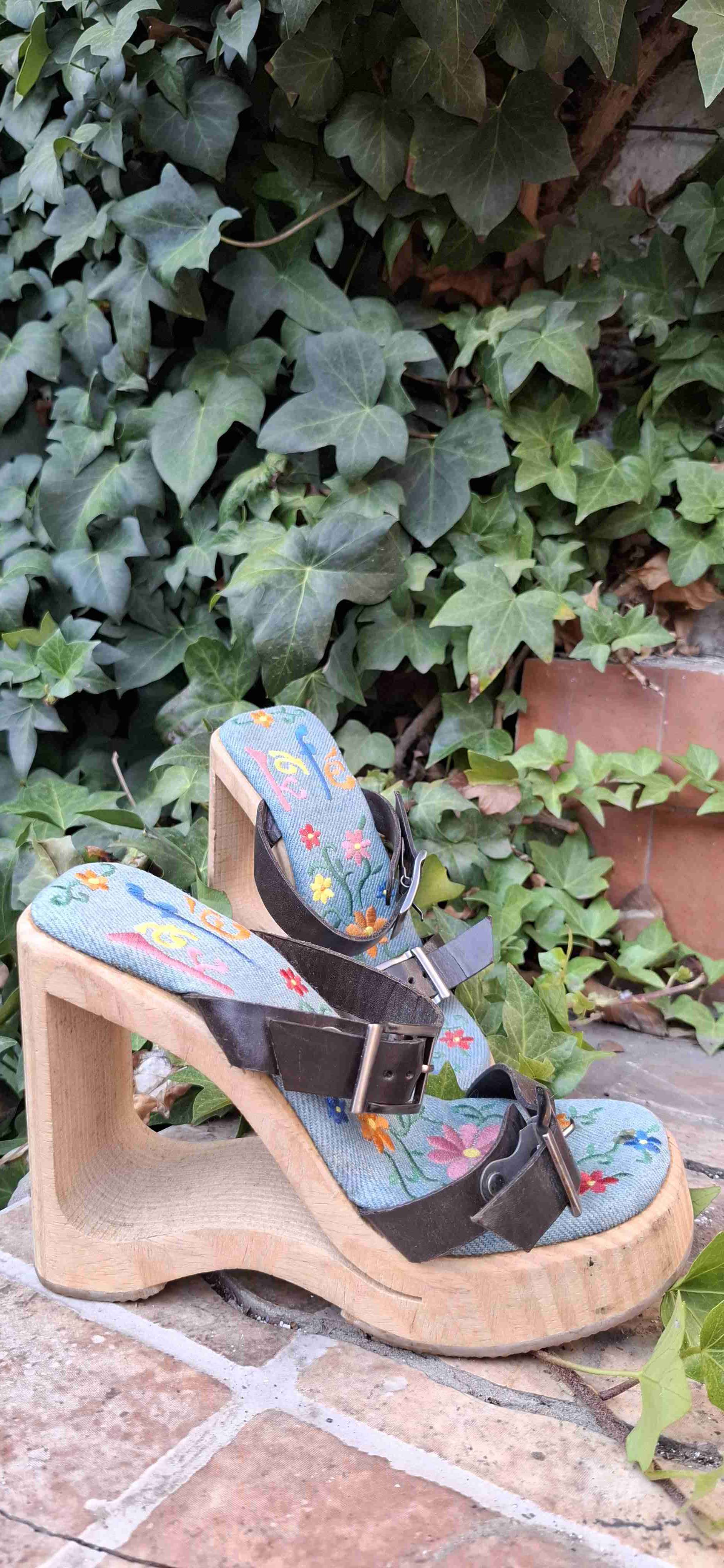 Zuecos de madera bordados - miniatura 2