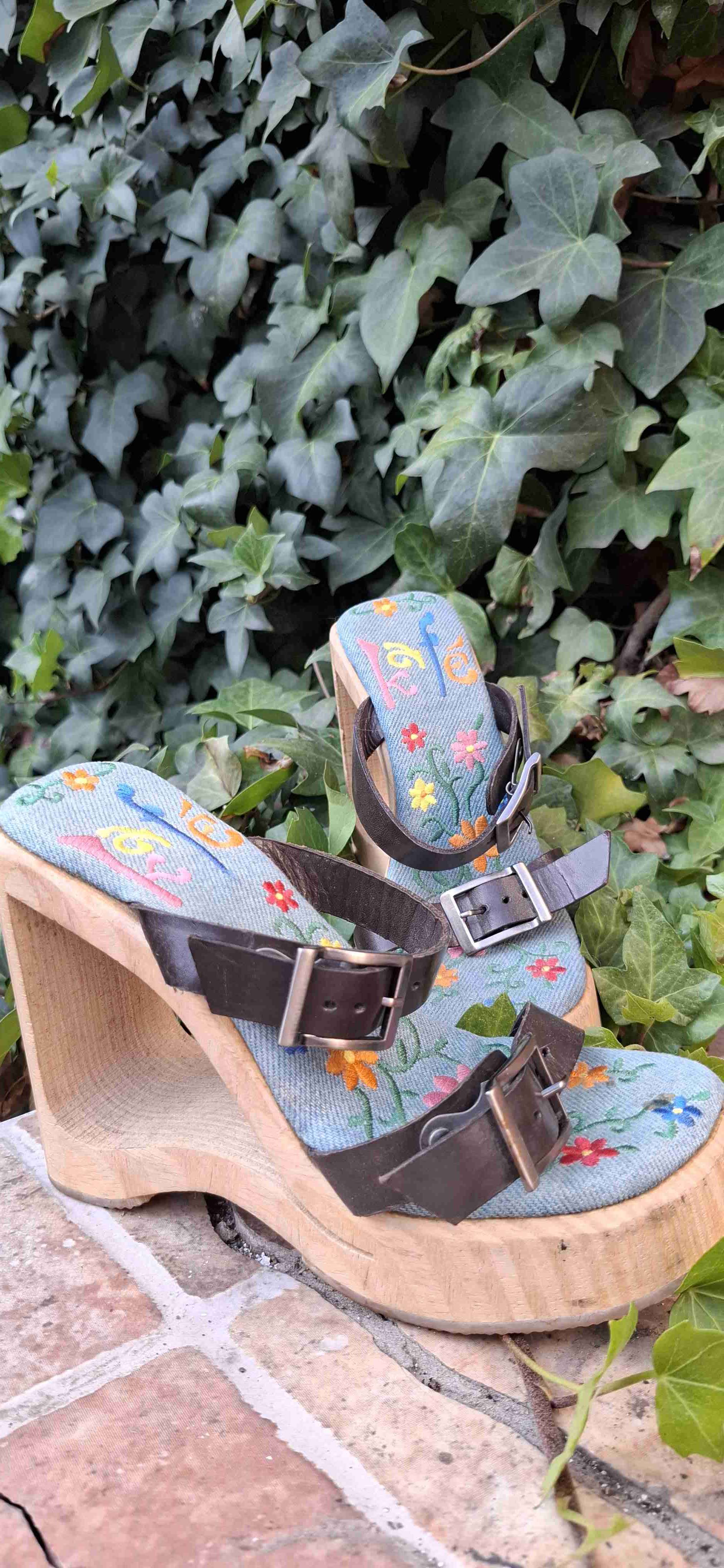 Zuecos de madera bordados - miniatura 3