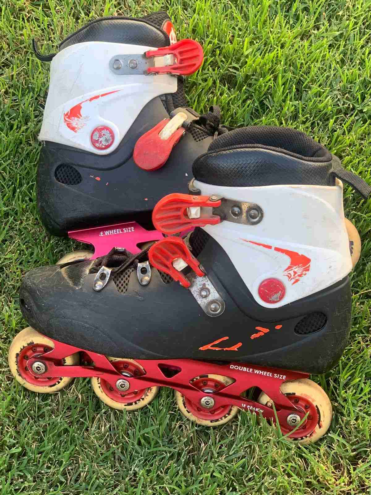 Patines en línea negros y rojos