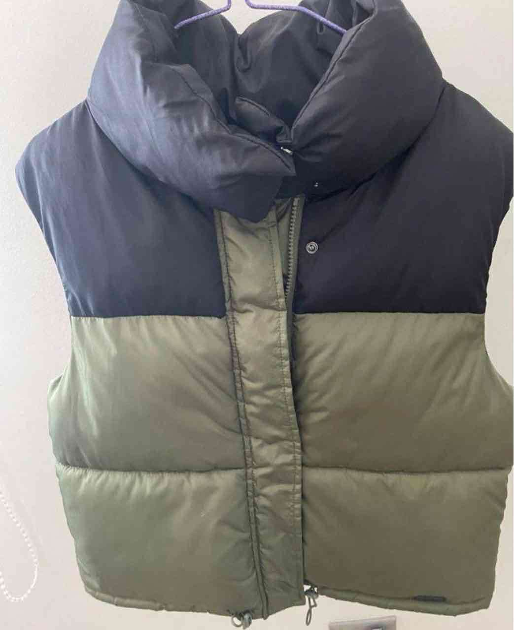 Chaqueta puffer verde y negro - 1