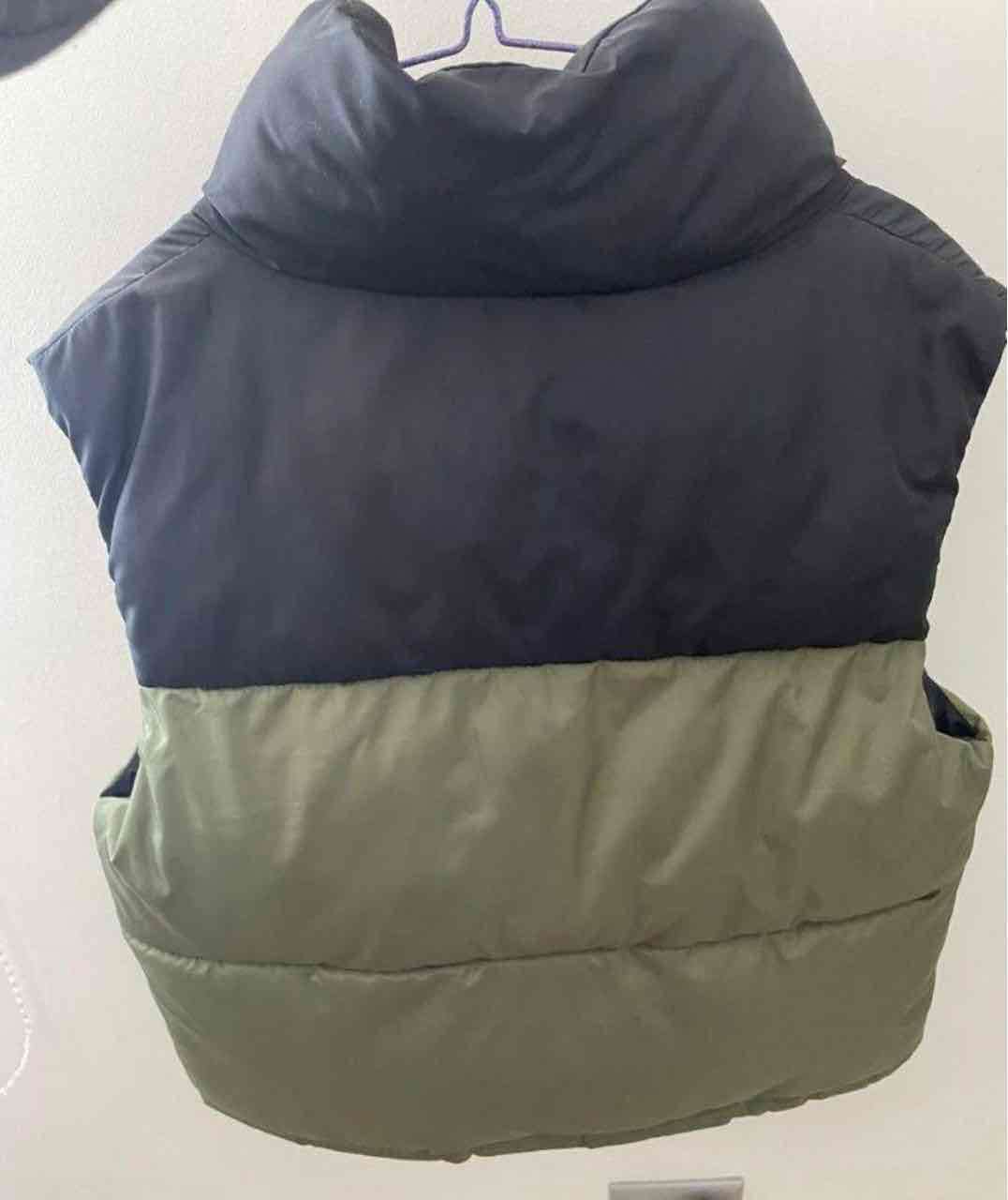 Chaqueta puffer verde y negro - 3