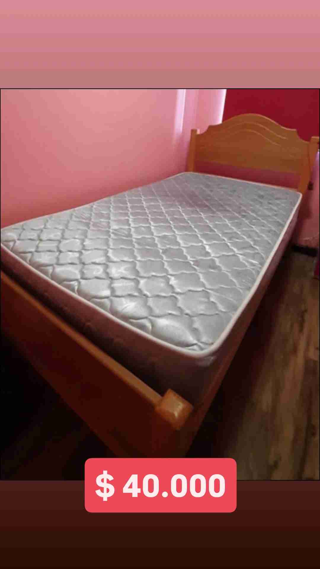 Cama de madera con colchón 1 plaza y media