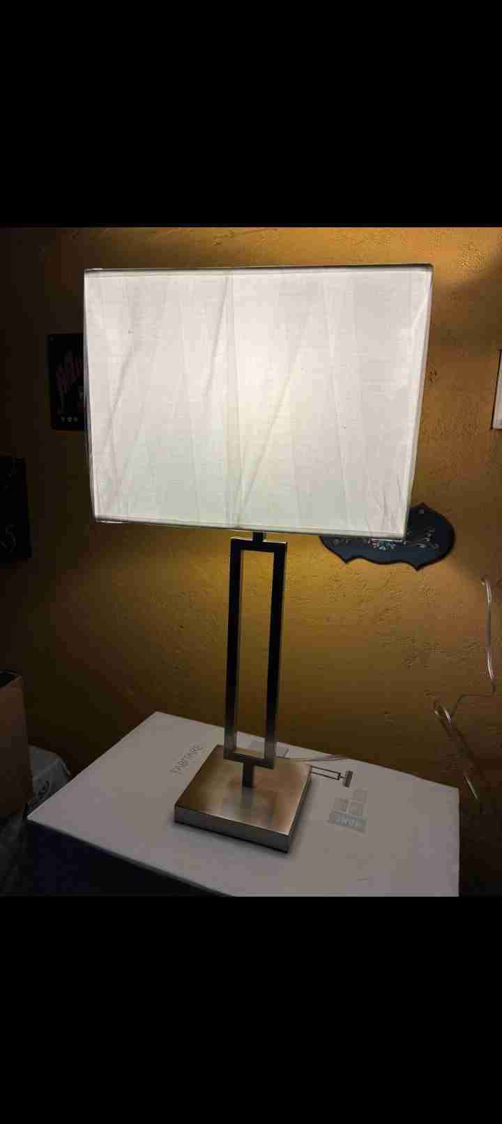 Lámpara de mesa moderna - miniatura 2