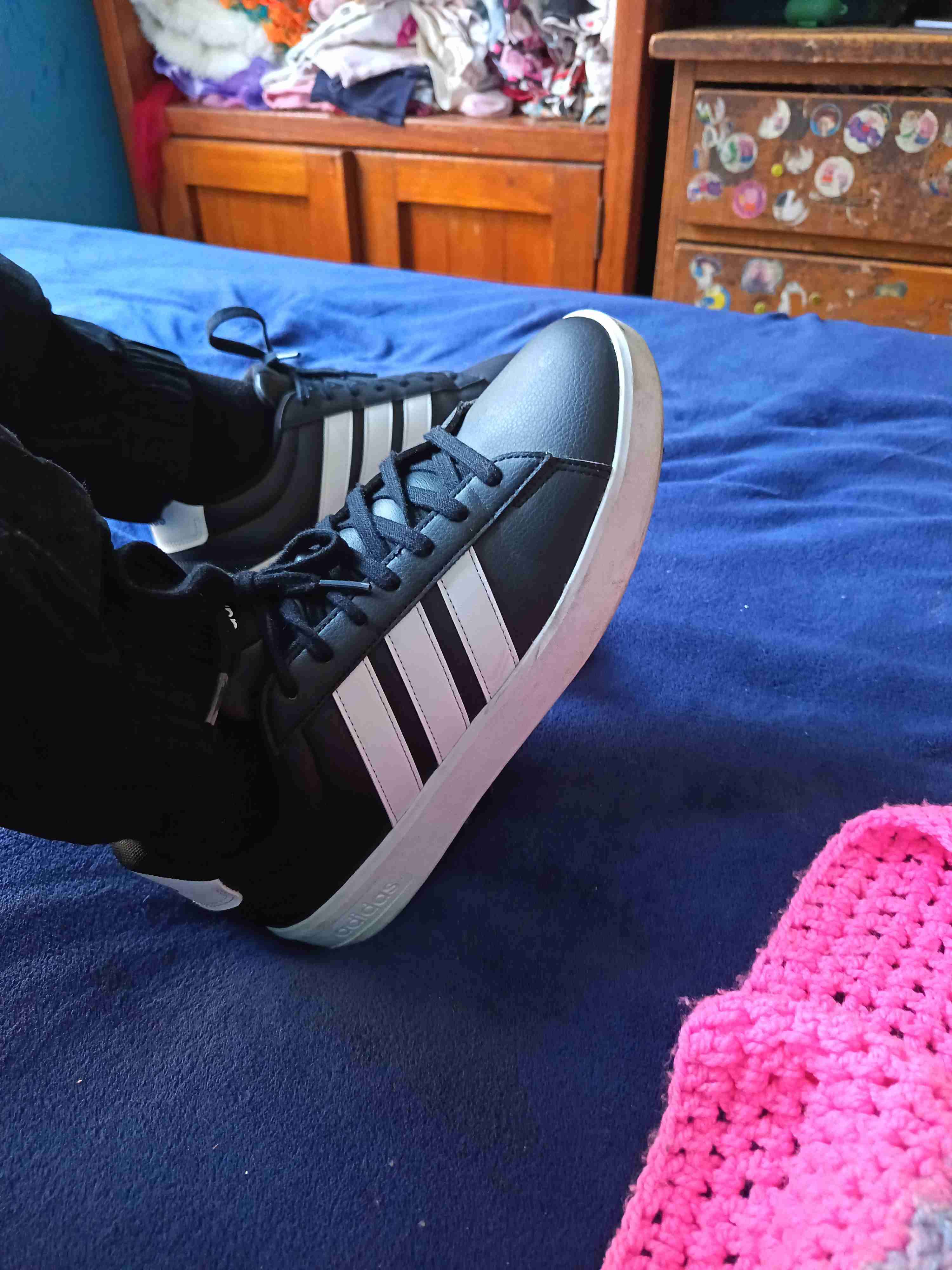 Zapatillas deportivas negras y blancas - miniatura 1