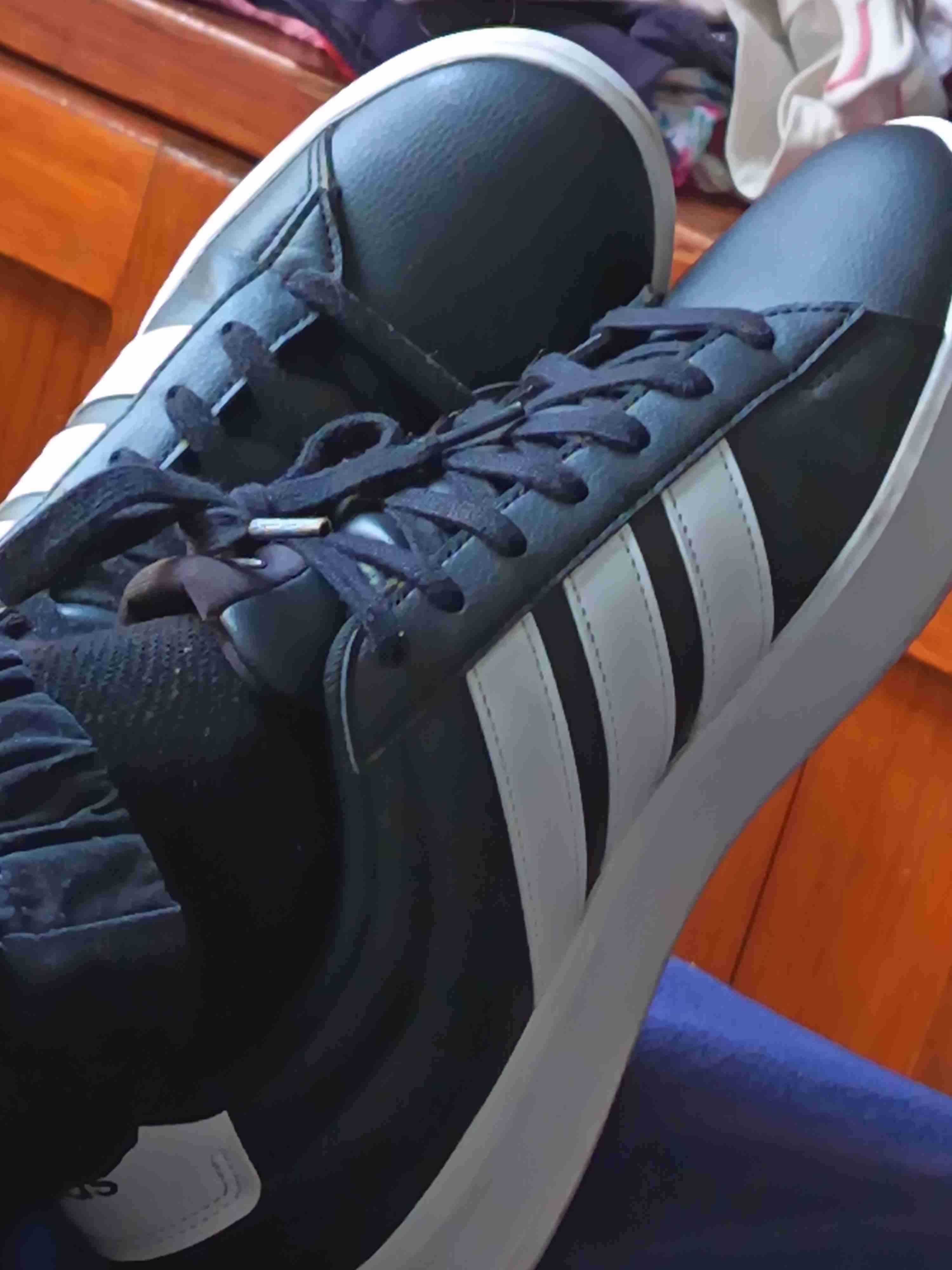 Zapatillas deportivas negras y blancas - miniatura 2