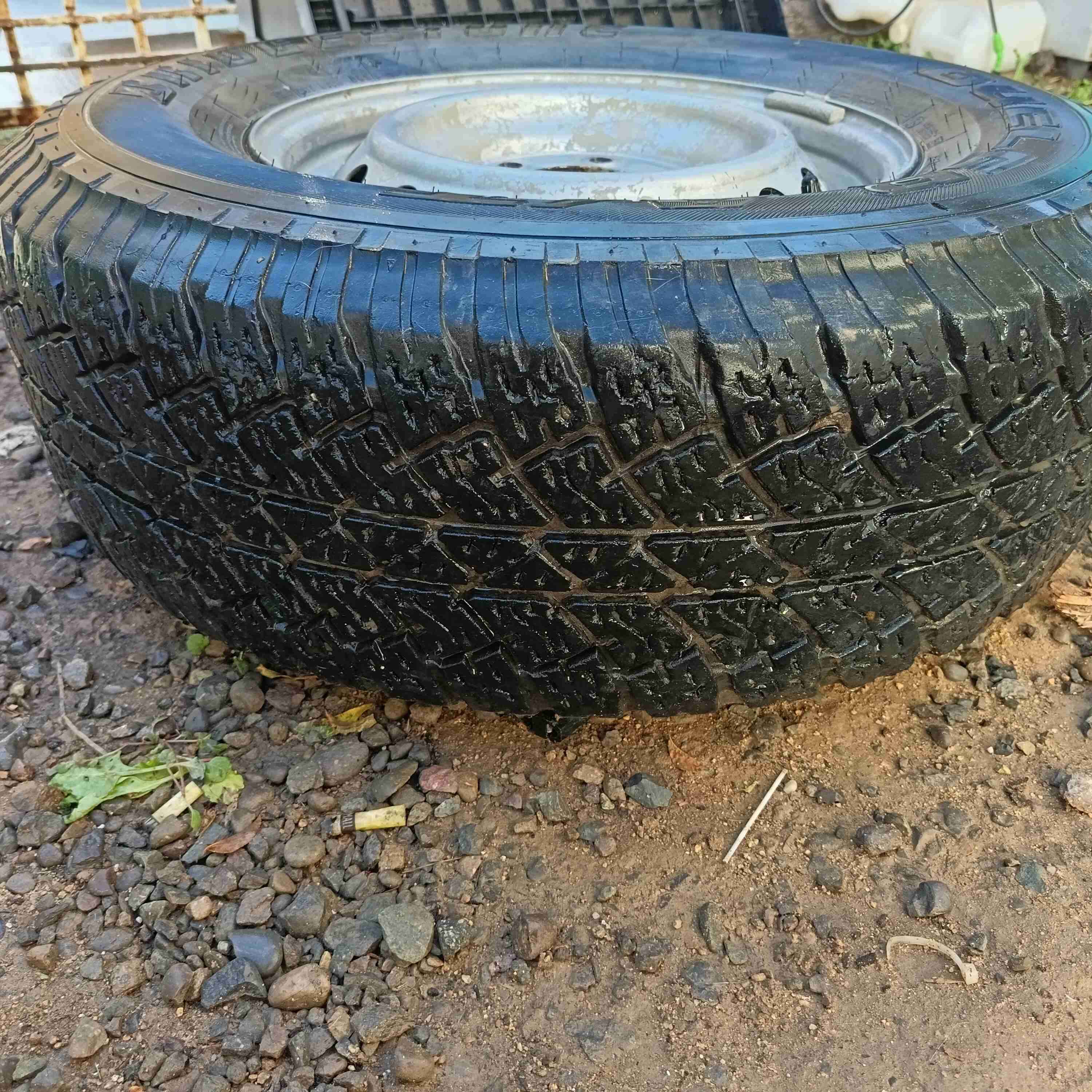 Neumático 255/70R16 usado - miniatura 3