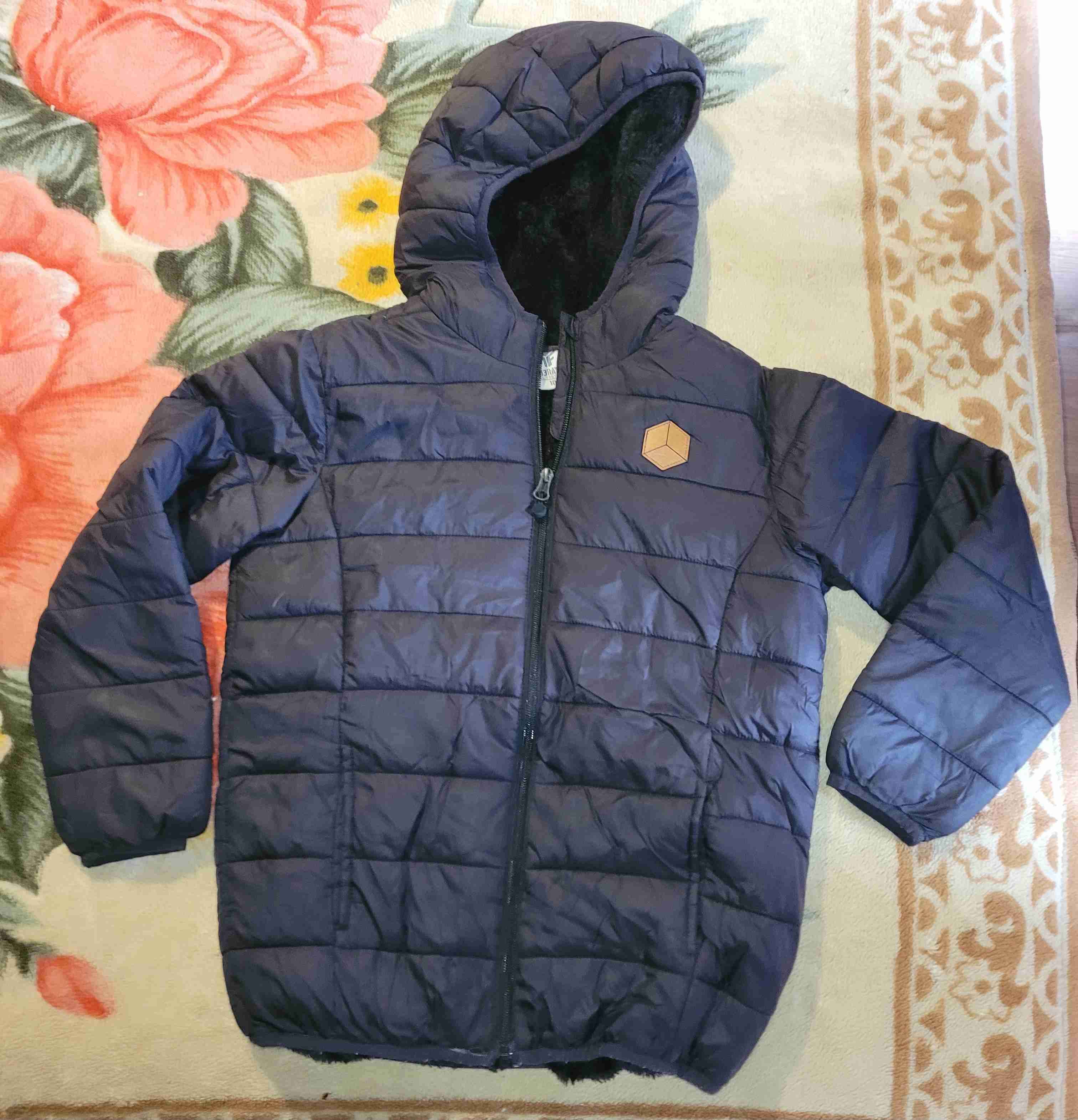 Chaqueta acolchada negra con capucha