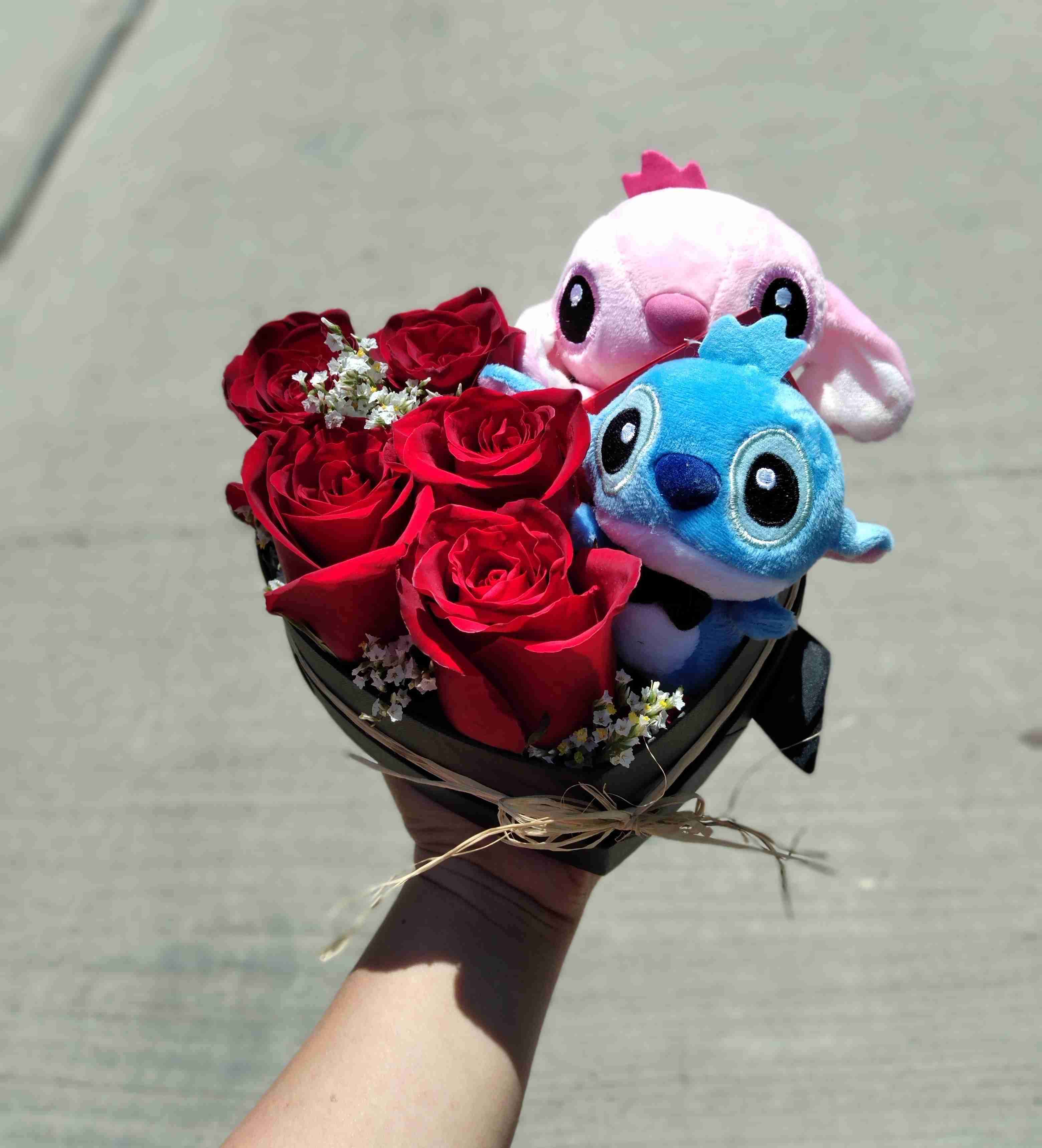 Arreglo floral con peluches