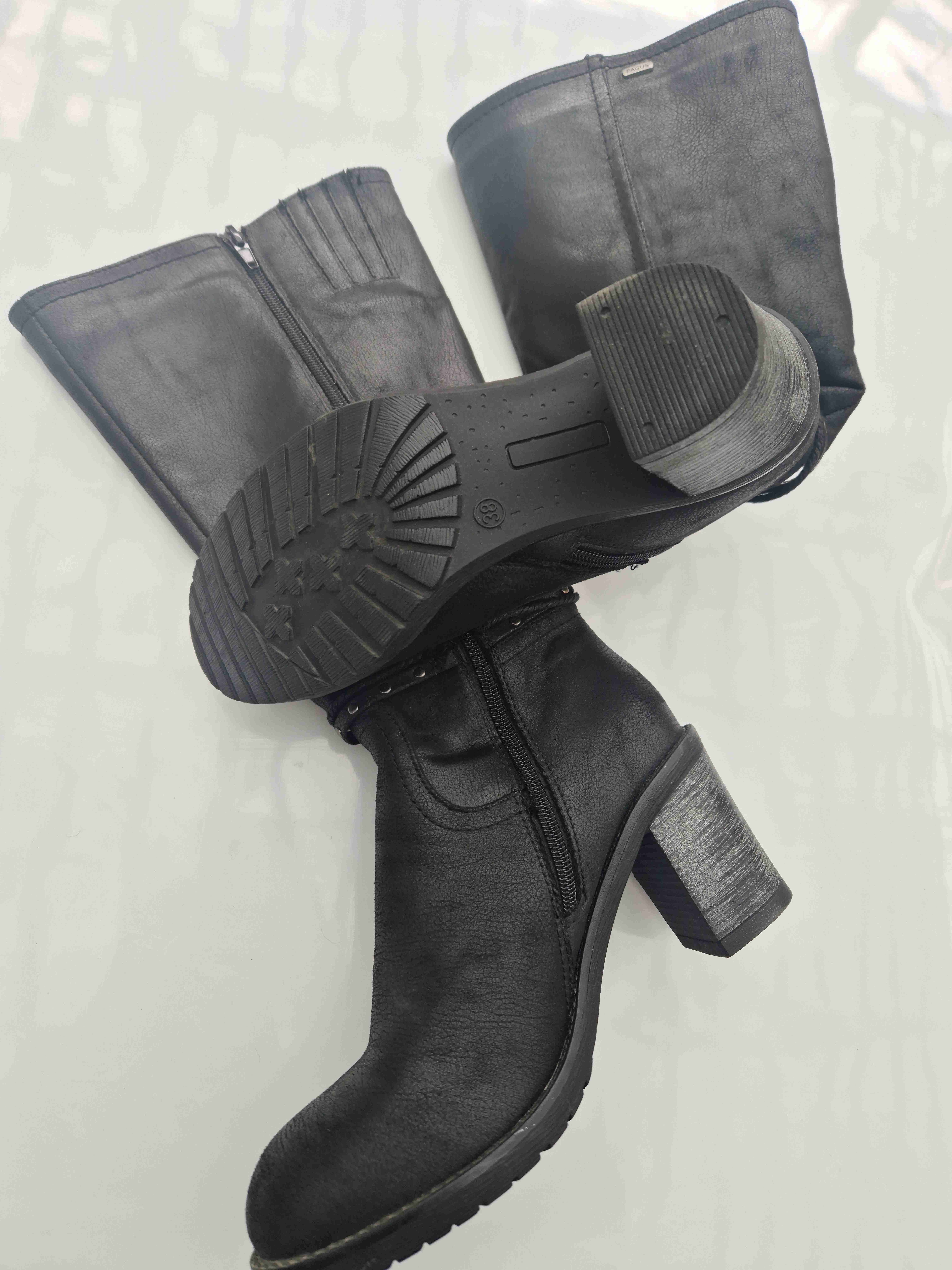 Botas negras con tacón - miniatura 2