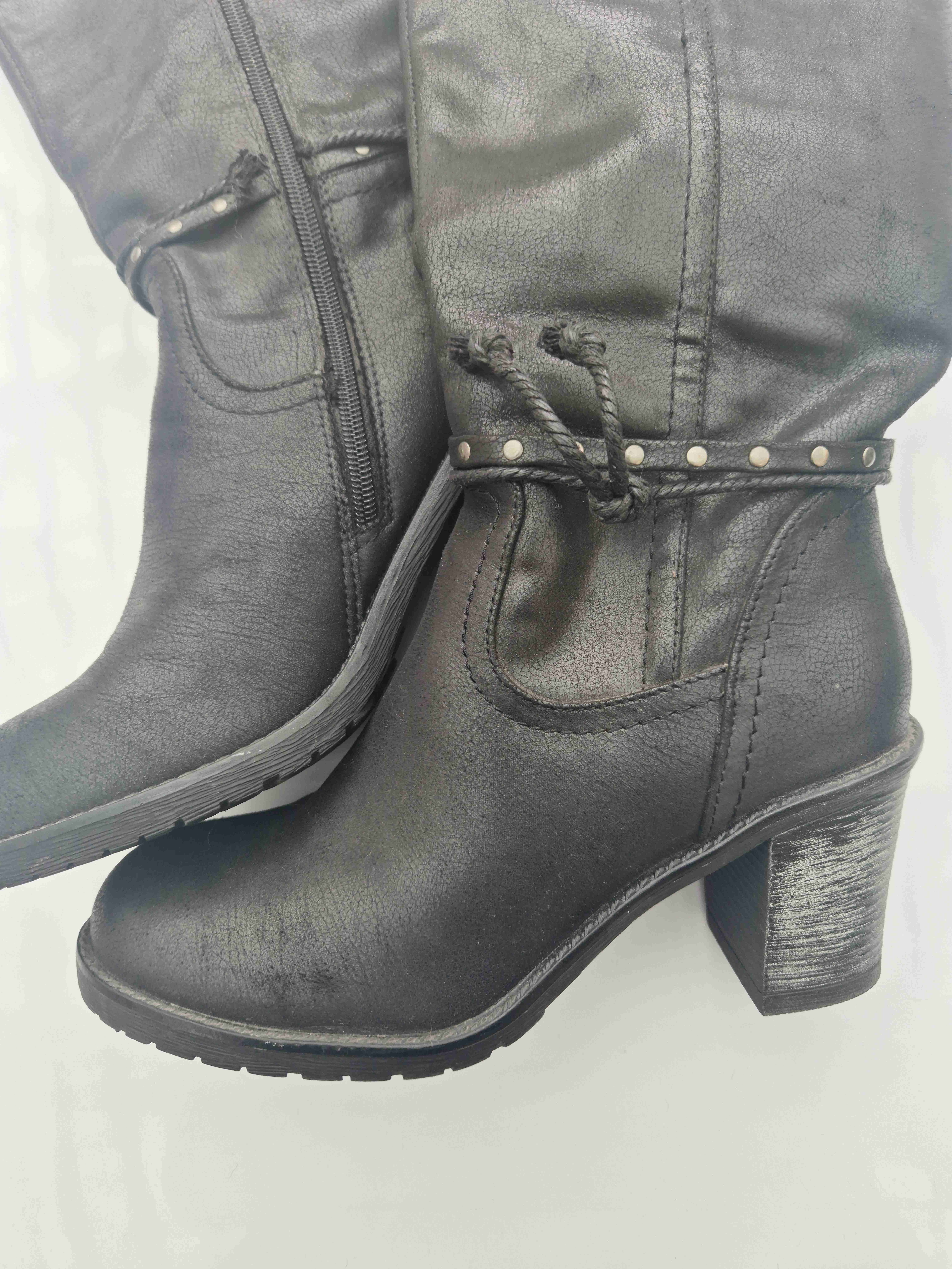 Botas negras con tacón - miniatura 3