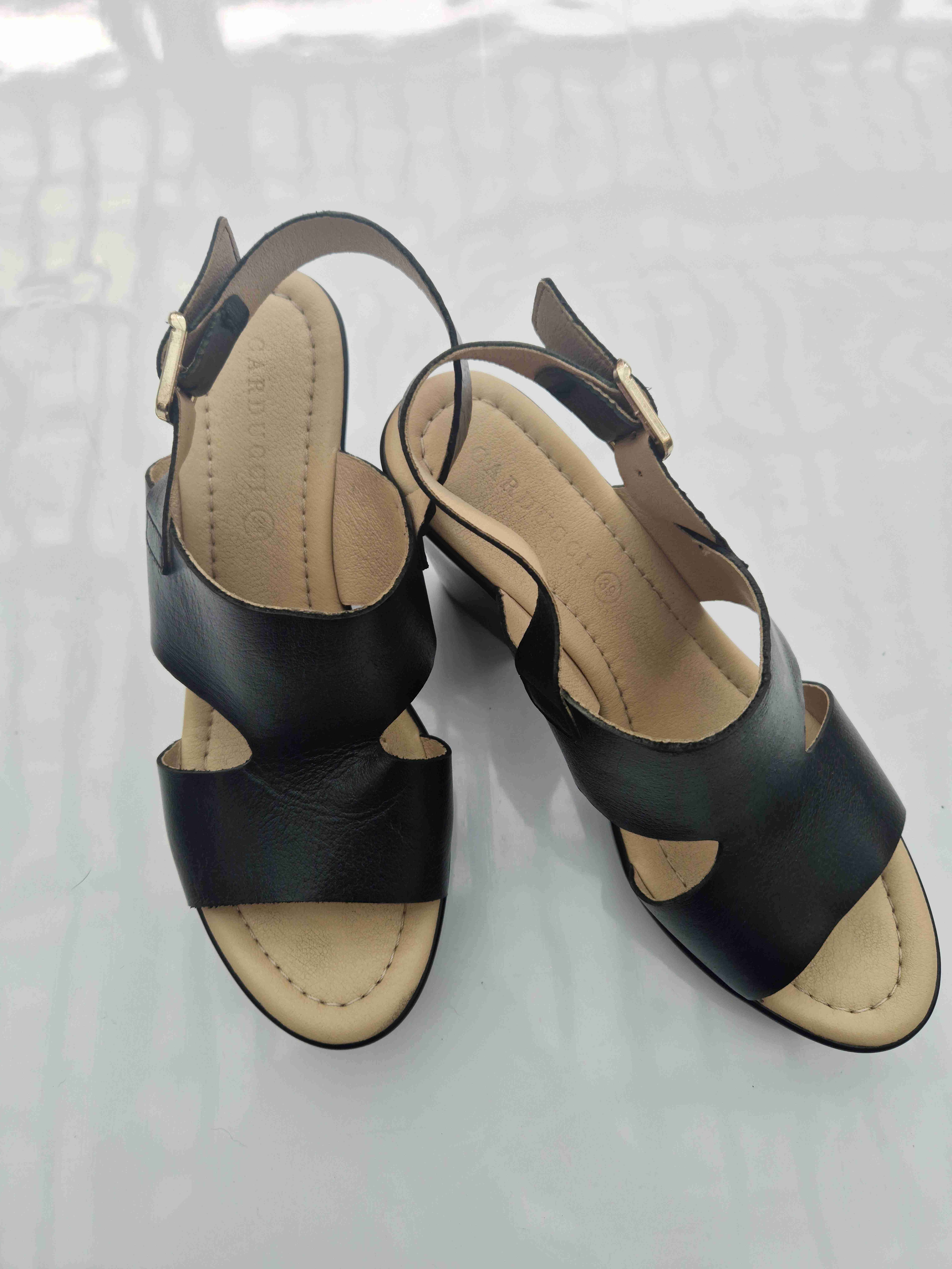 Sandalias negras de tacón grueso - miniatura 2