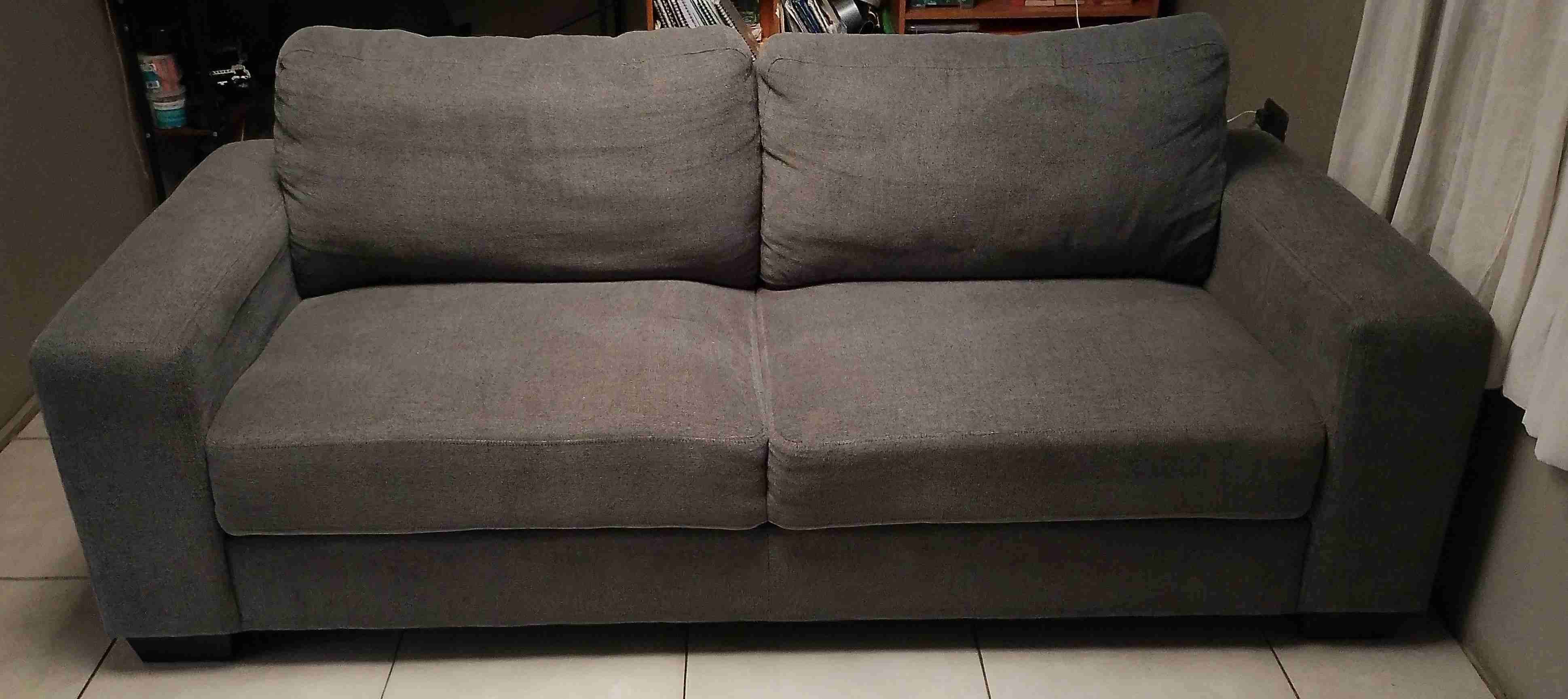 Sofá gris de tres cuerpos con resortes. - 1