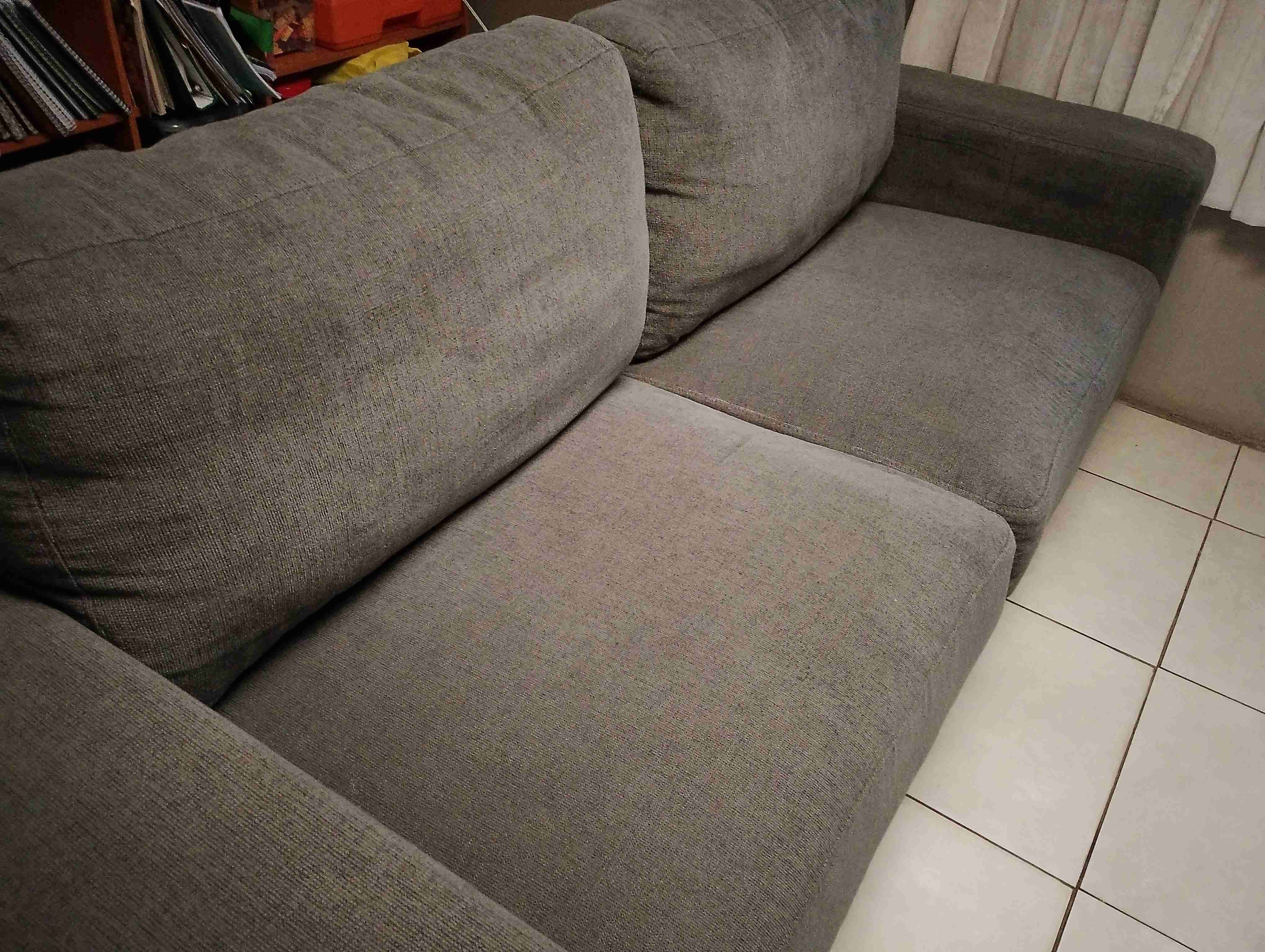 Sofá gris de tres cuerpos con resortes. - 2