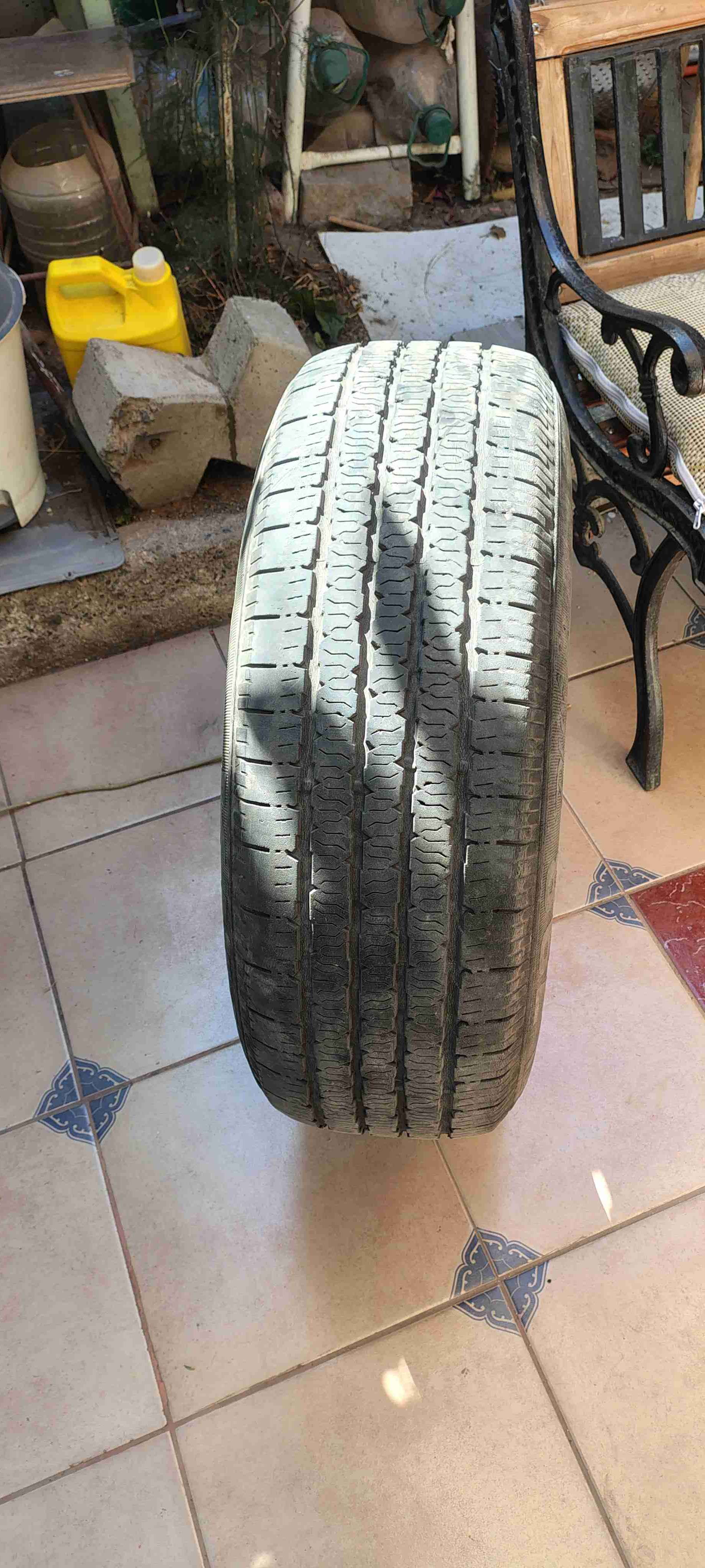 Neumático usado en buen estado - 1