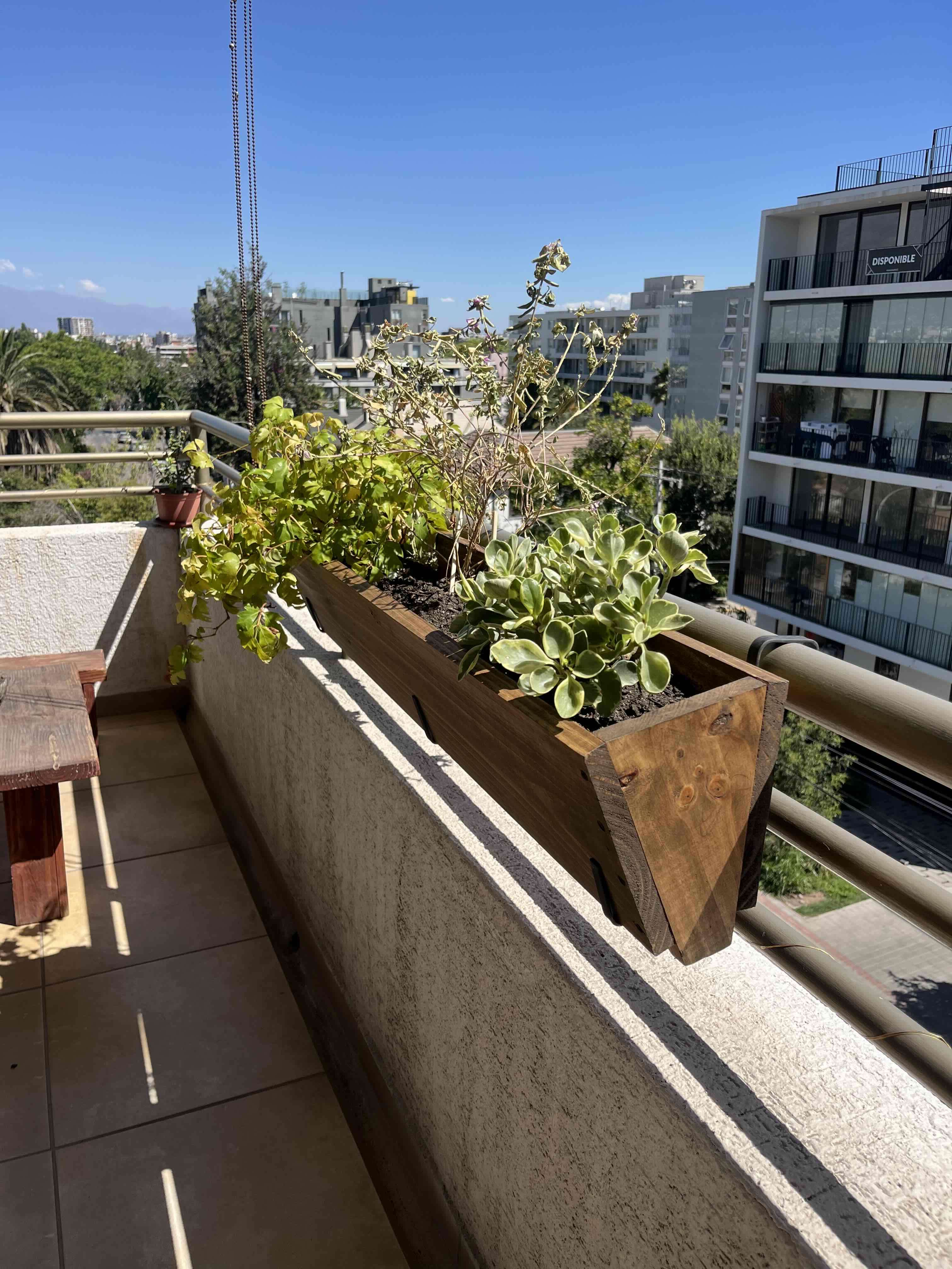Macetero balconera de madera con ganchos roble 100