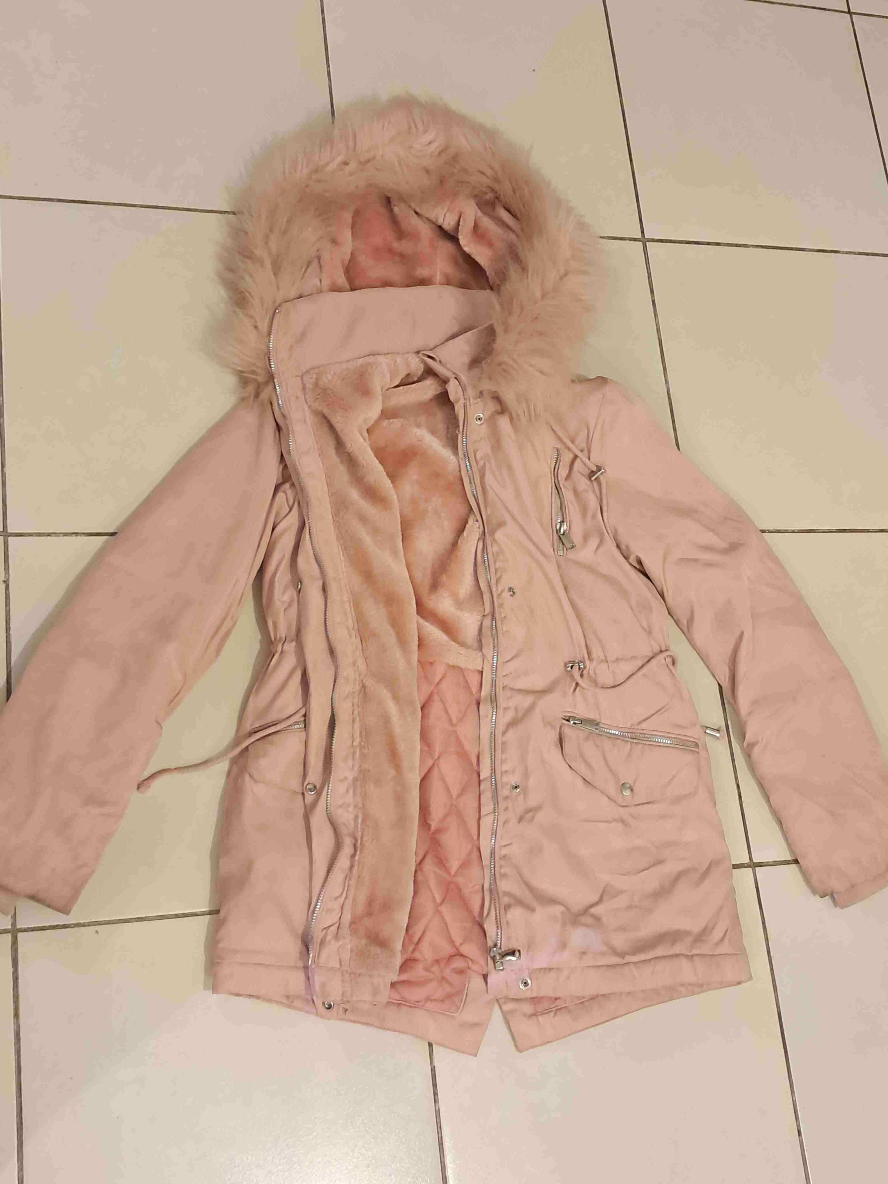 Parka rosada con capucha de pelo de mujer y/o niña