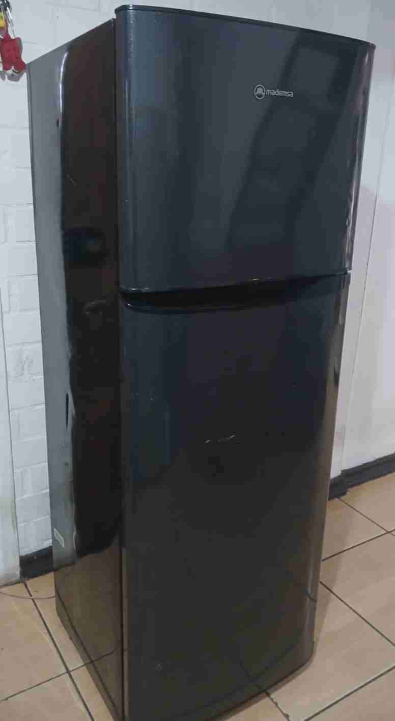 Refrigerador Mademsa negro - 2