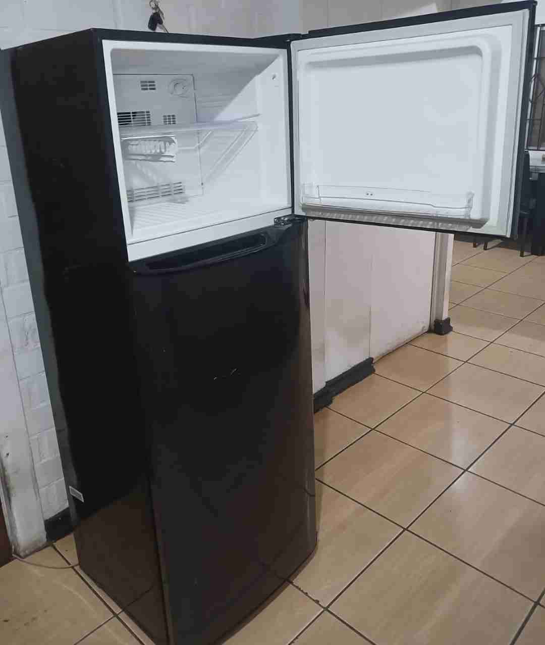 Refrigerador Mademsa negro - 4