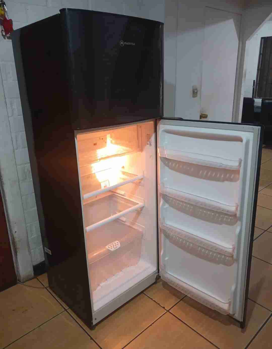 Refrigerador Mademsa negro - 5